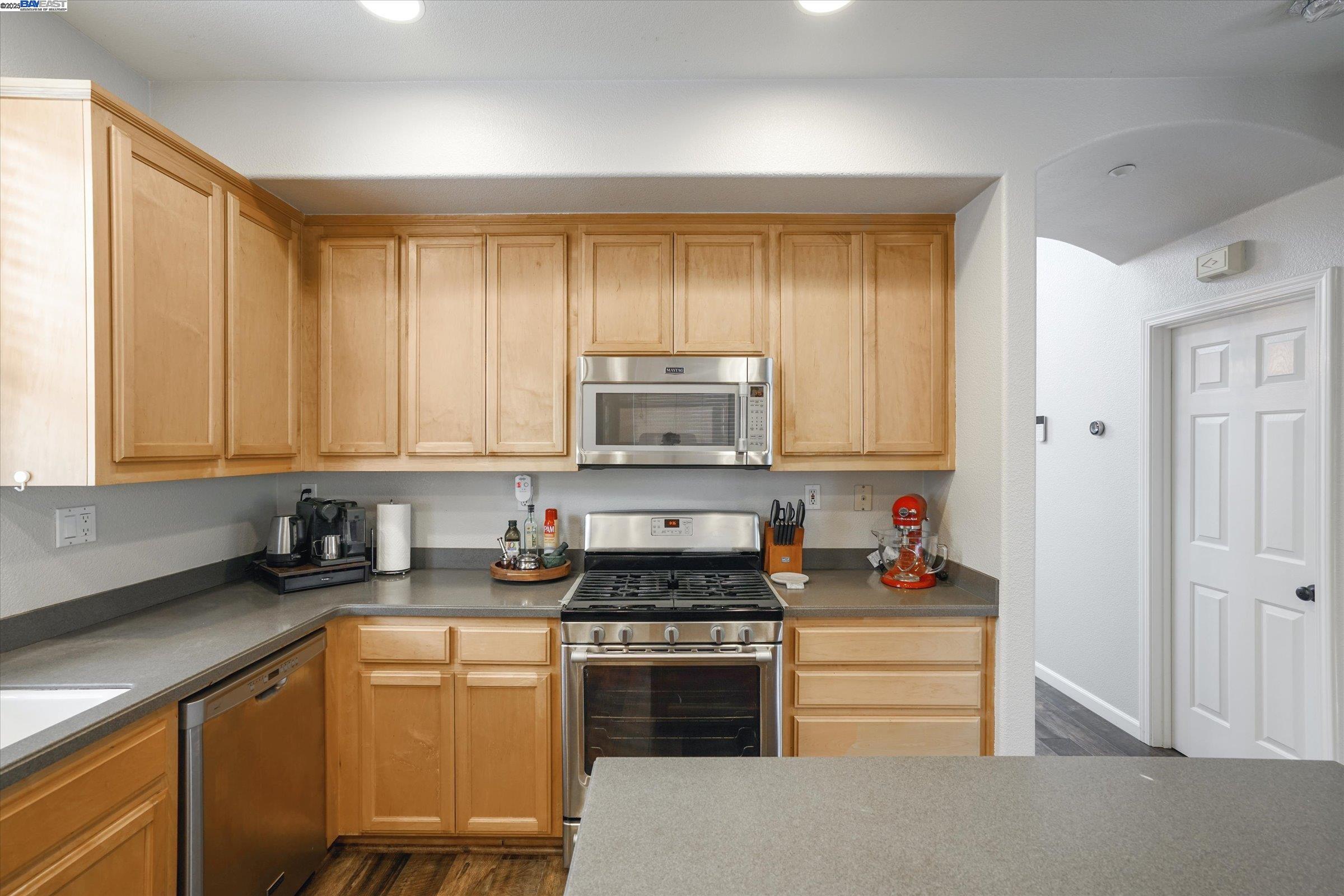 Detail Gallery Image 17 of 60 For 5884 Cedarwood Cmn, Livermore,  CA 94550 - 4 Beds | 2/1 Baths