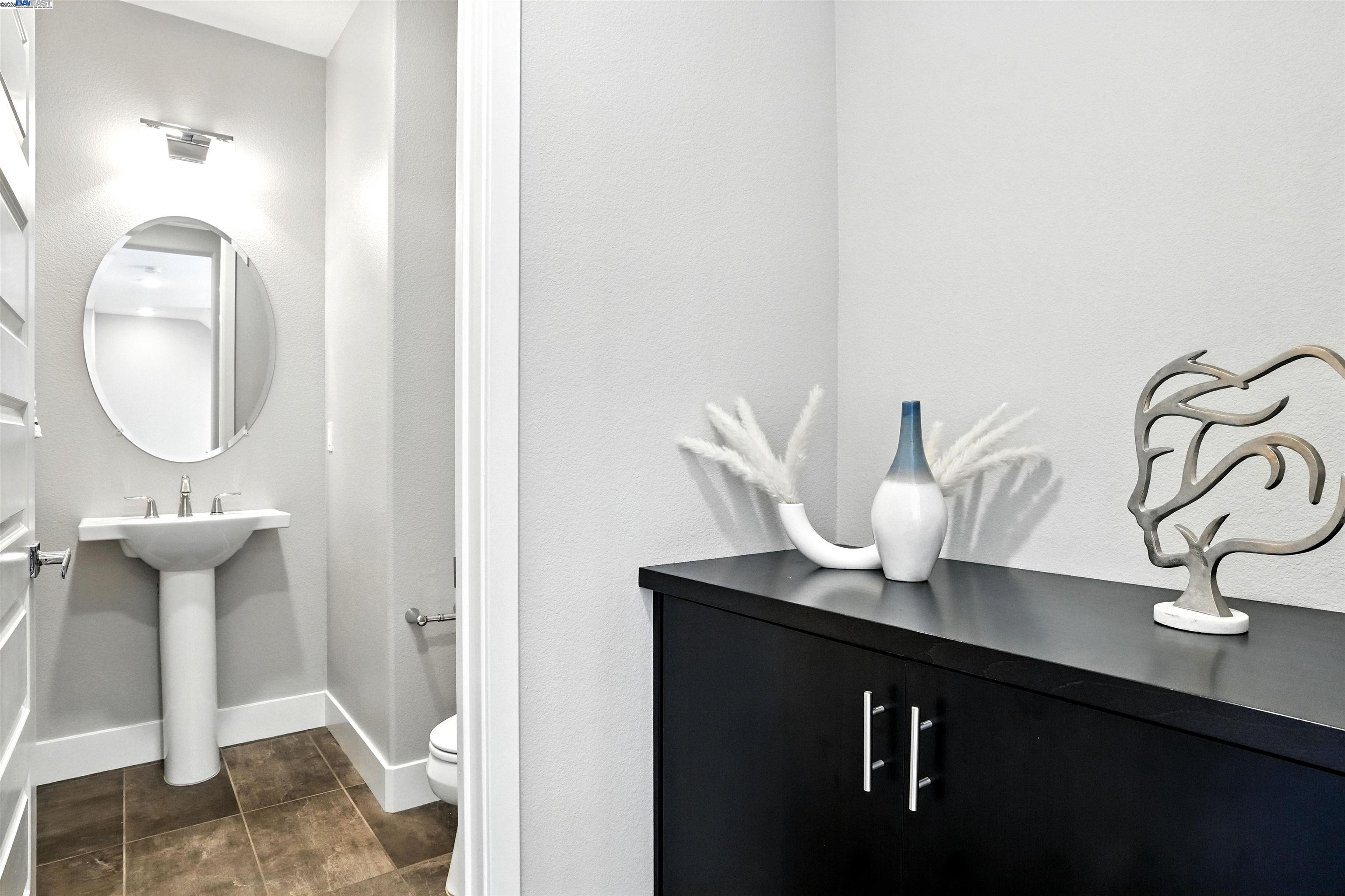 Detail Gallery Image 19 of 37 For 477 Mitchell Ave, Alameda,  CA 94501 - 3 Beds | 2/1 Baths