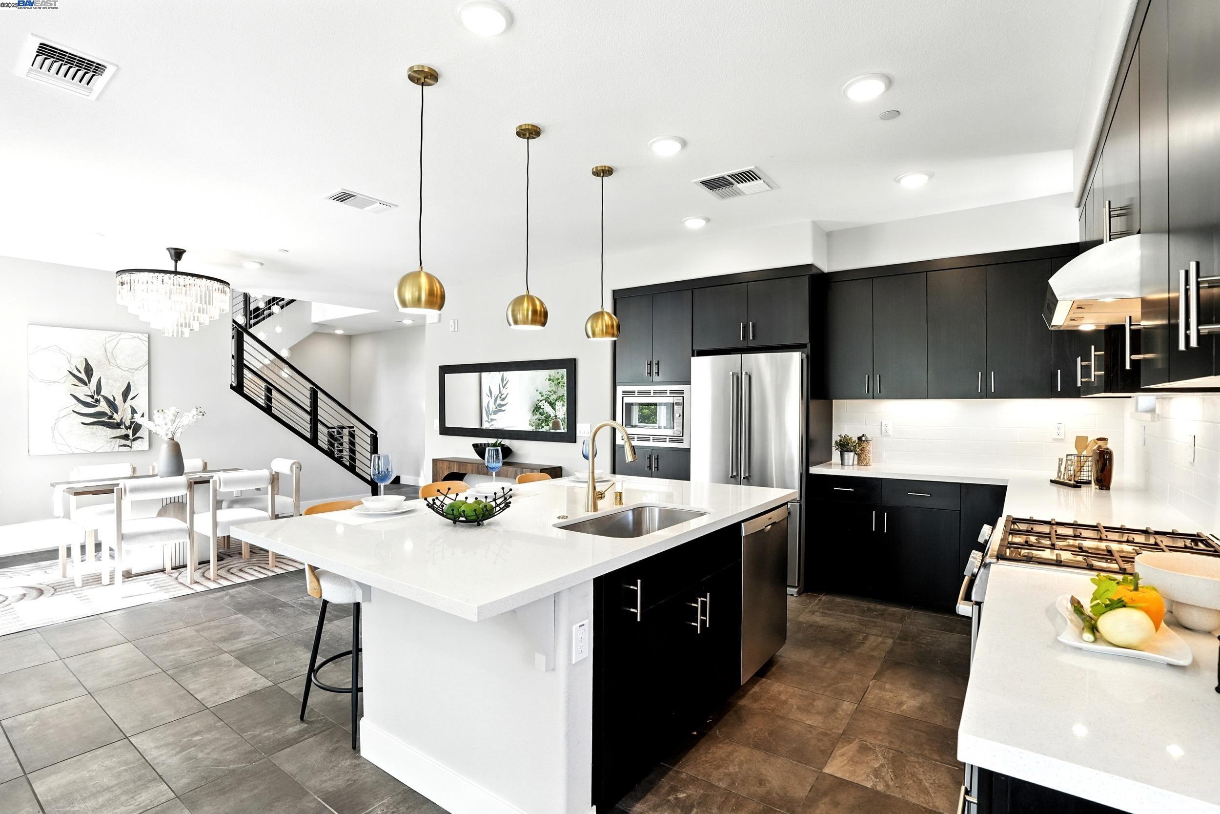 Detail Gallery Image 8 of 37 For 477 Mitchell Ave, Alameda,  CA 94501 - 3 Beds | 2/1 Baths