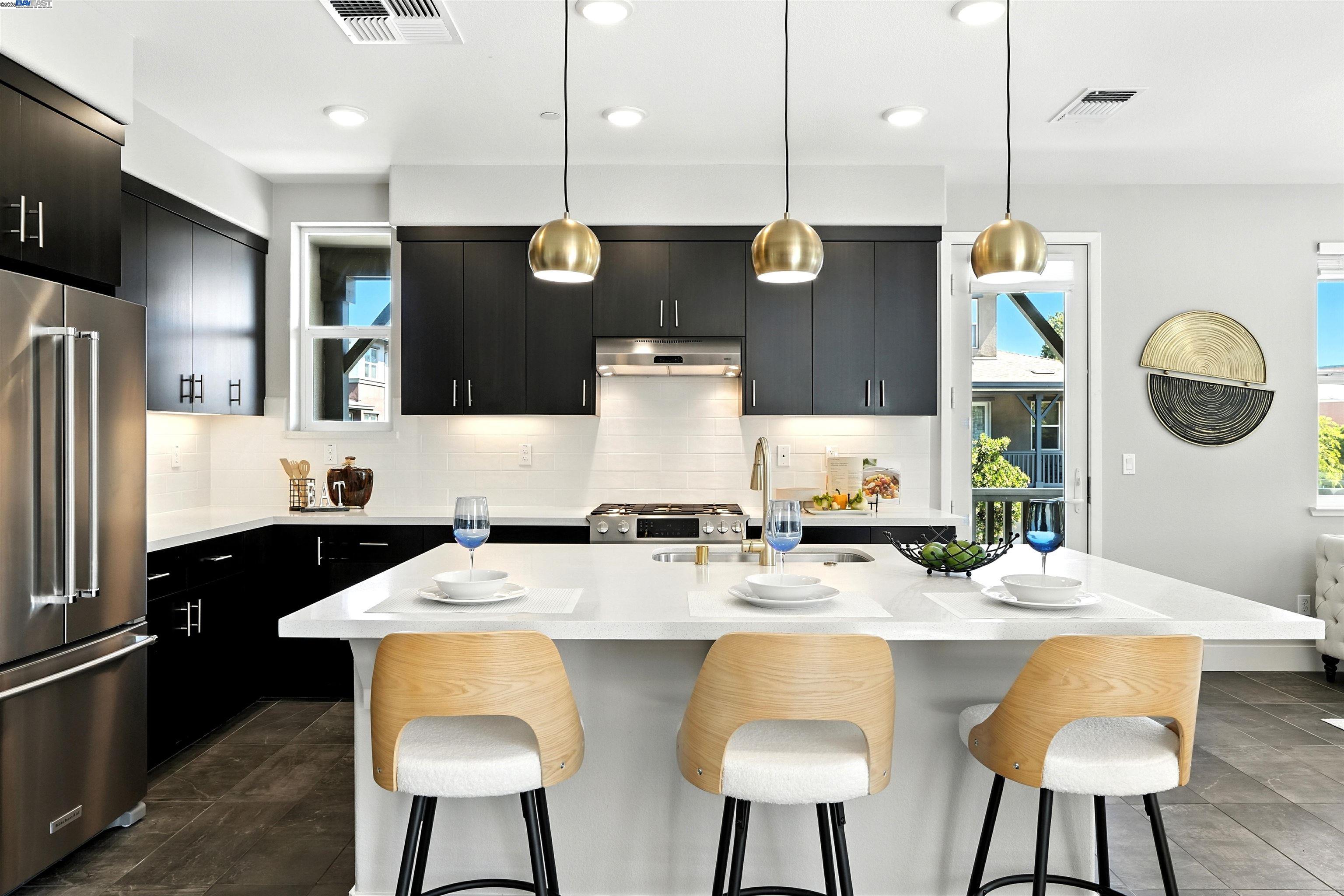 Detail Gallery Image 10 of 37 For 477 Mitchell Ave, Alameda,  CA 94501 - 3 Beds | 2/1 Baths