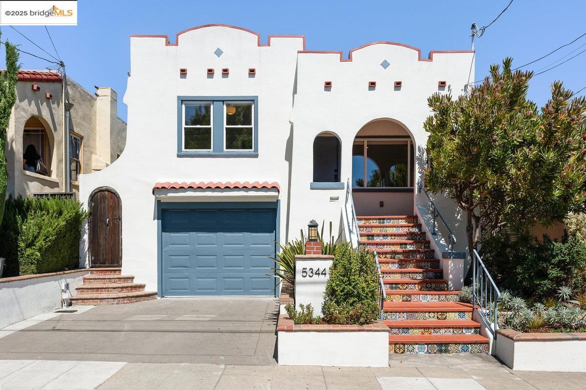 Detail Gallery Image 2 of 32 For 5344 Walnut St, Oakland,  CA 94619 - 2 Beds | 1/1 Baths