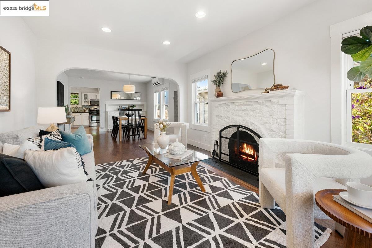 Detail Gallery Image 6 of 32 For 5344 Walnut St, Oakland,  CA 94619 - 2 Beds | 1/1 Baths