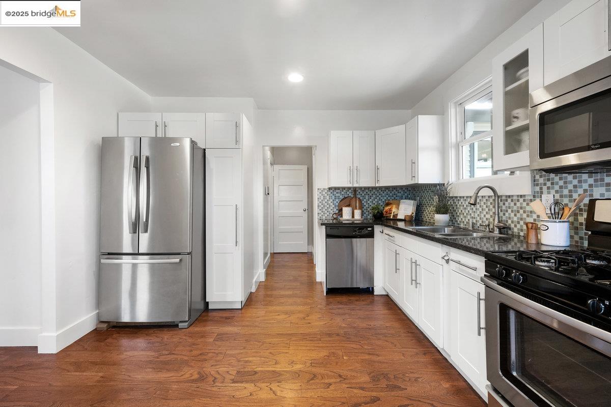 Detail Gallery Image 9 of 32 For 5344 Walnut St, Oakland,  CA 94619 - 2 Beds | 1/1 Baths