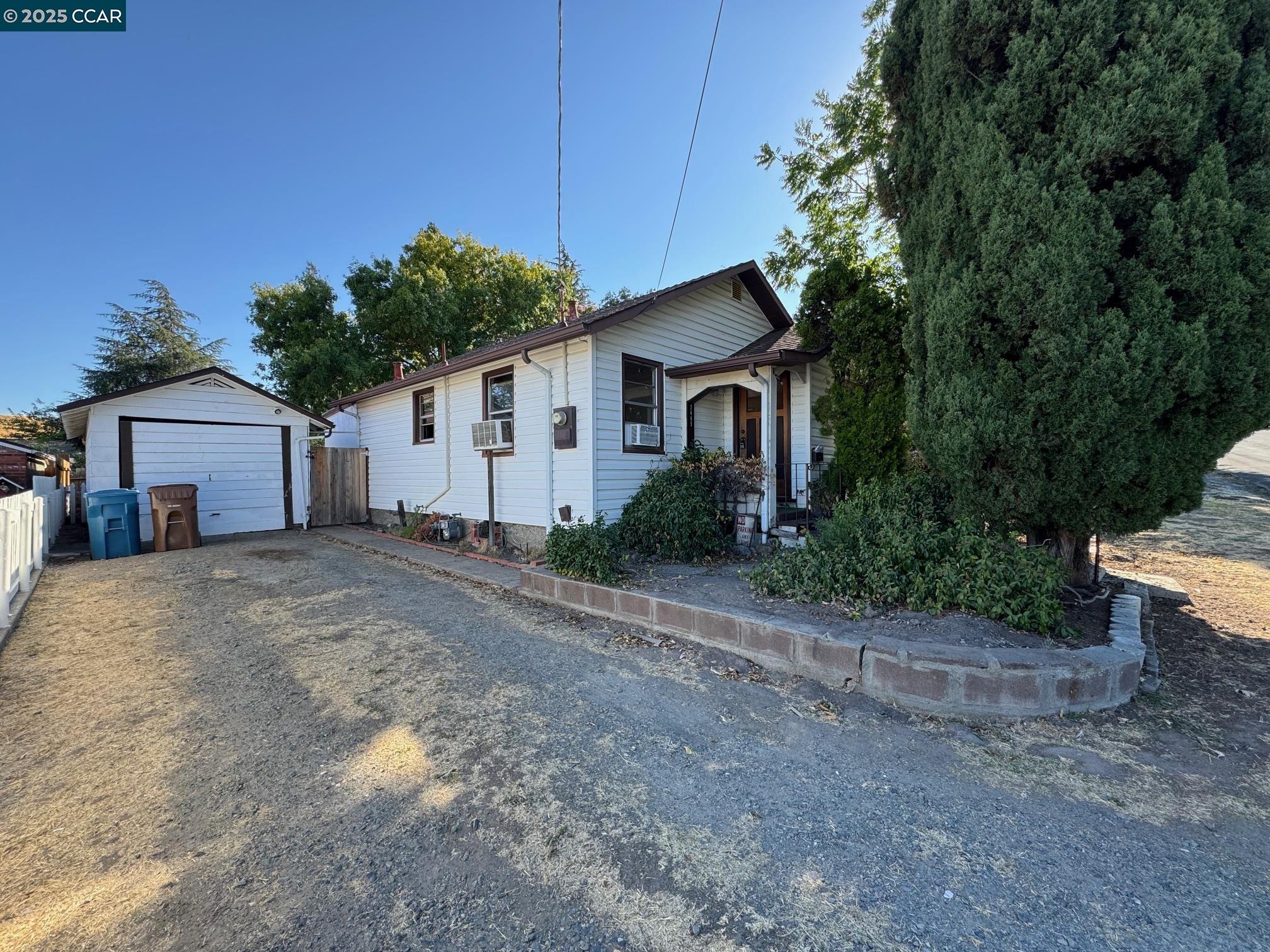 Detail Gallery Image 3 of 18 For 2445 Yale St, Martinez,  CA 94553 - 2 Beds | 1 Baths