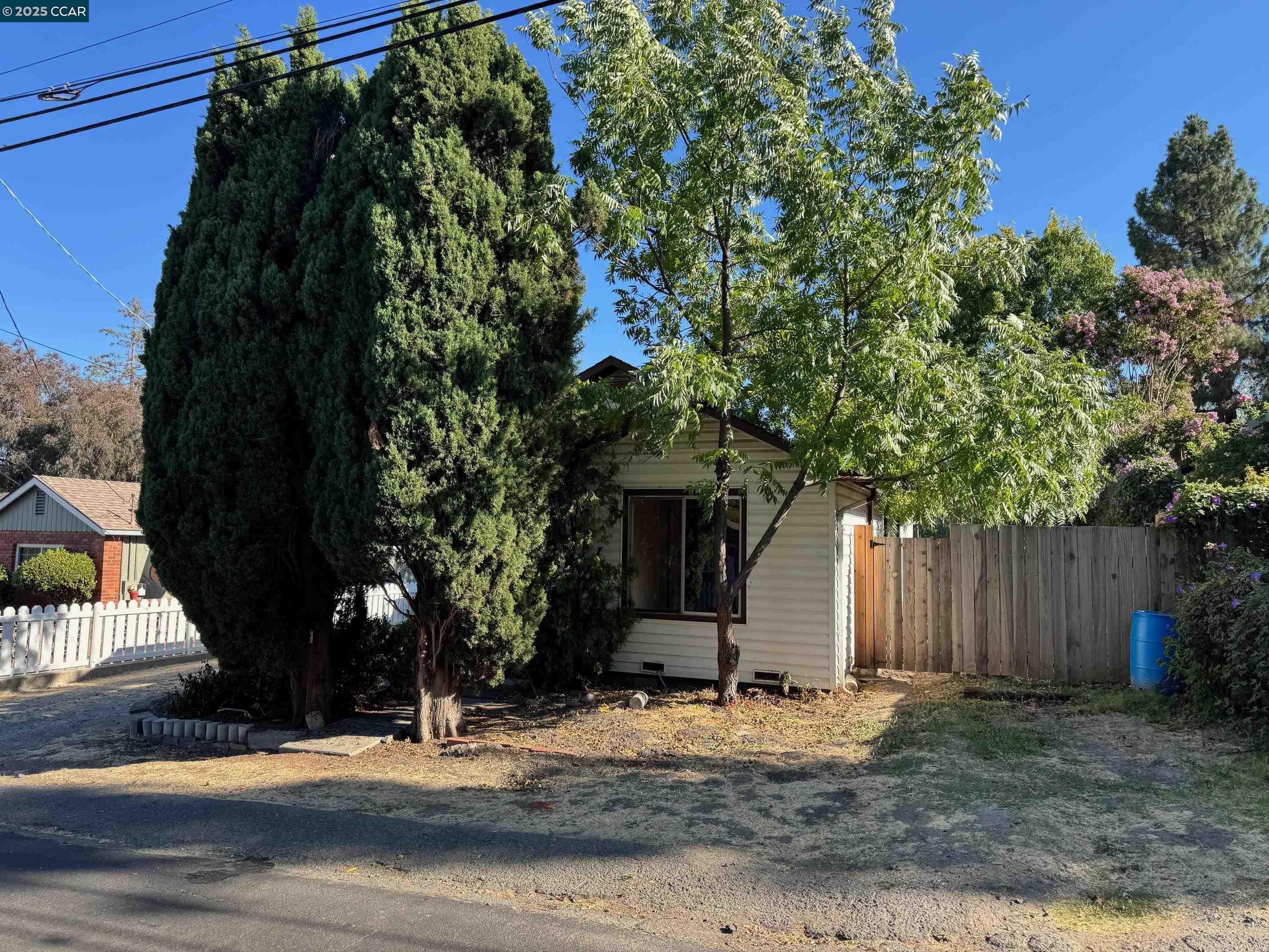 Detail Gallery Image 4 of 18 For 2445 Yale St, Martinez,  CA 94553 - 2 Beds | 1 Baths