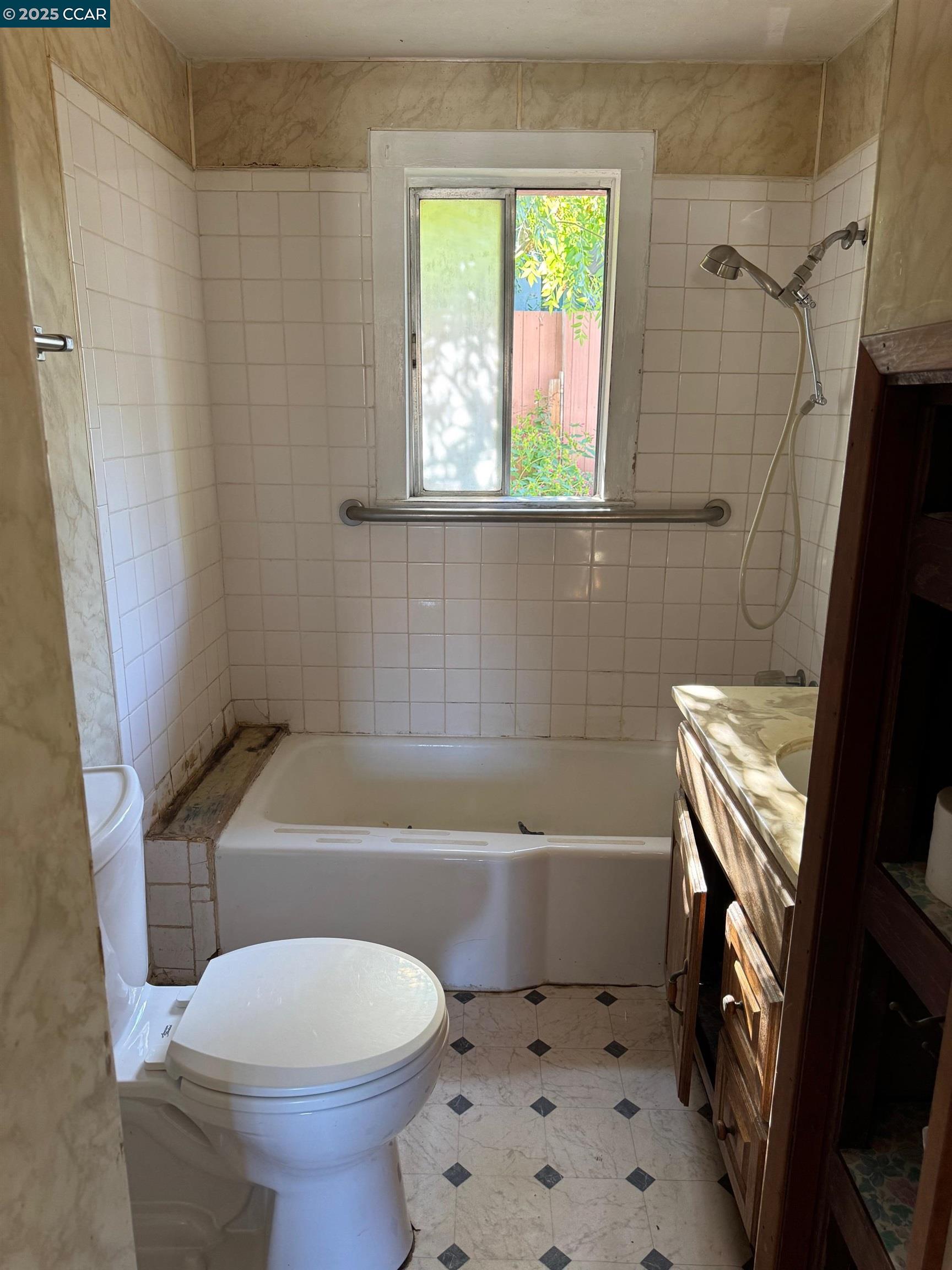 Detail Gallery Image 9 of 18 For 2445 Yale St, Martinez,  CA 94553 - 2 Beds | 1 Baths