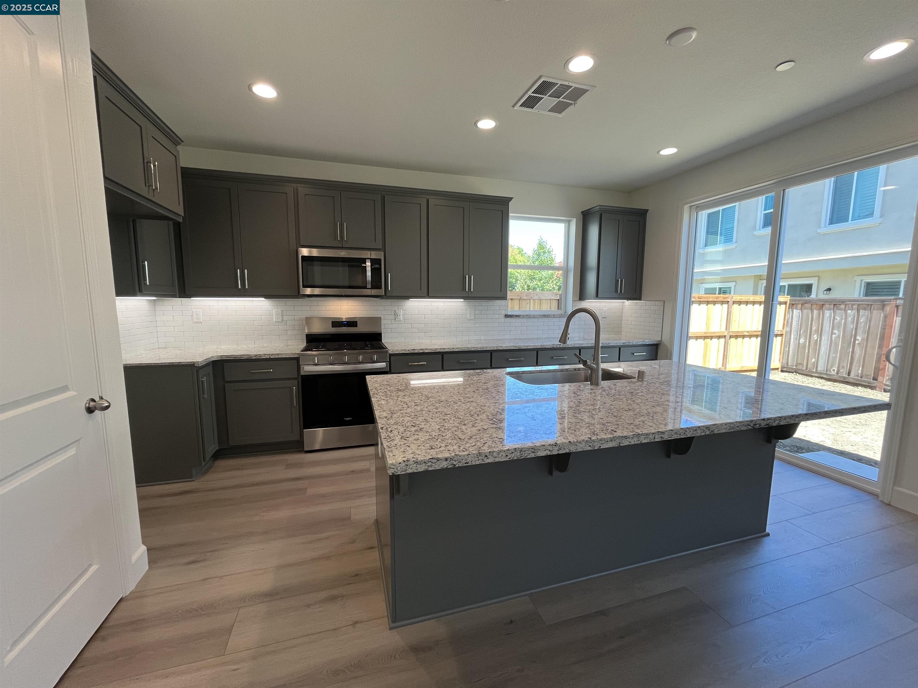 Detail Gallery Image 2 of 6 For 848 Crescendo Street, Fairfield,  CA 94534 - 4 Beds | 2/1 Baths