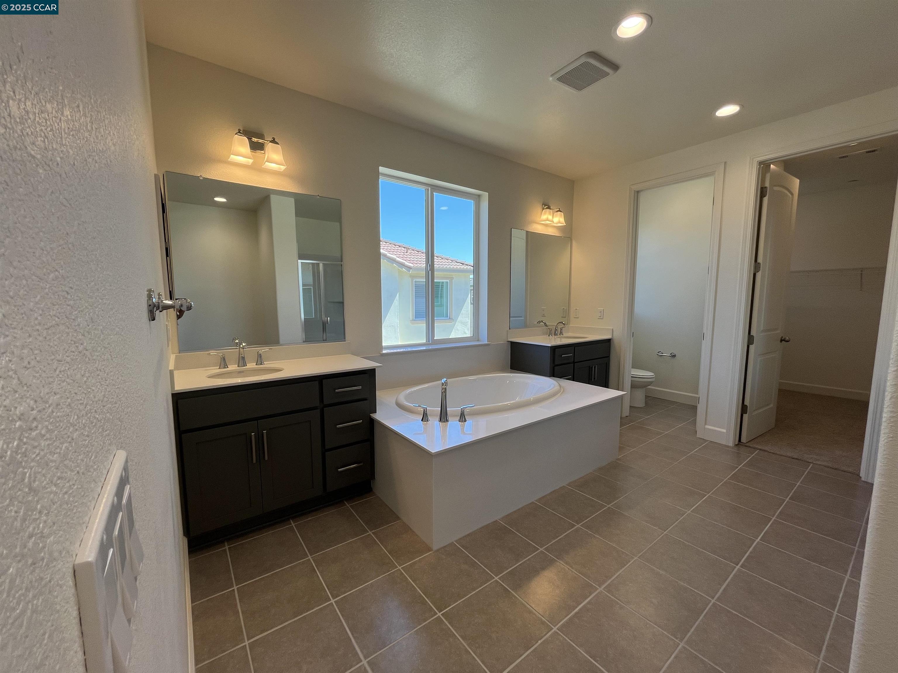 Detail Gallery Image 4 of 6 For 848 Crescendo Street, Fairfield,  CA 94534 - 4 Beds | 2/1 Baths