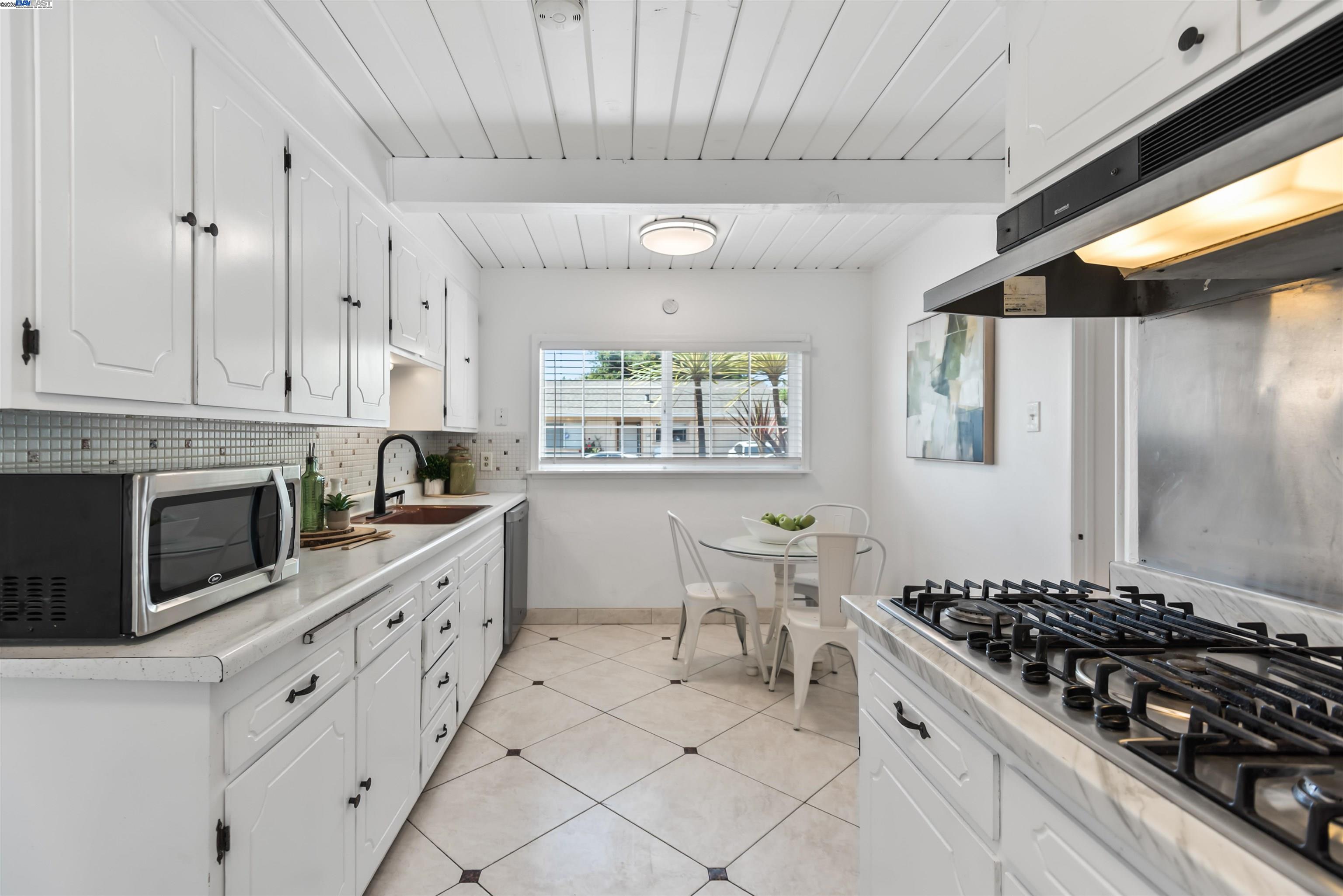 Detail Gallery Image 11 of 33 For 23688 Jorgensen Ln, Hayward,  CA 94541 - 3 Beds | 1 Baths