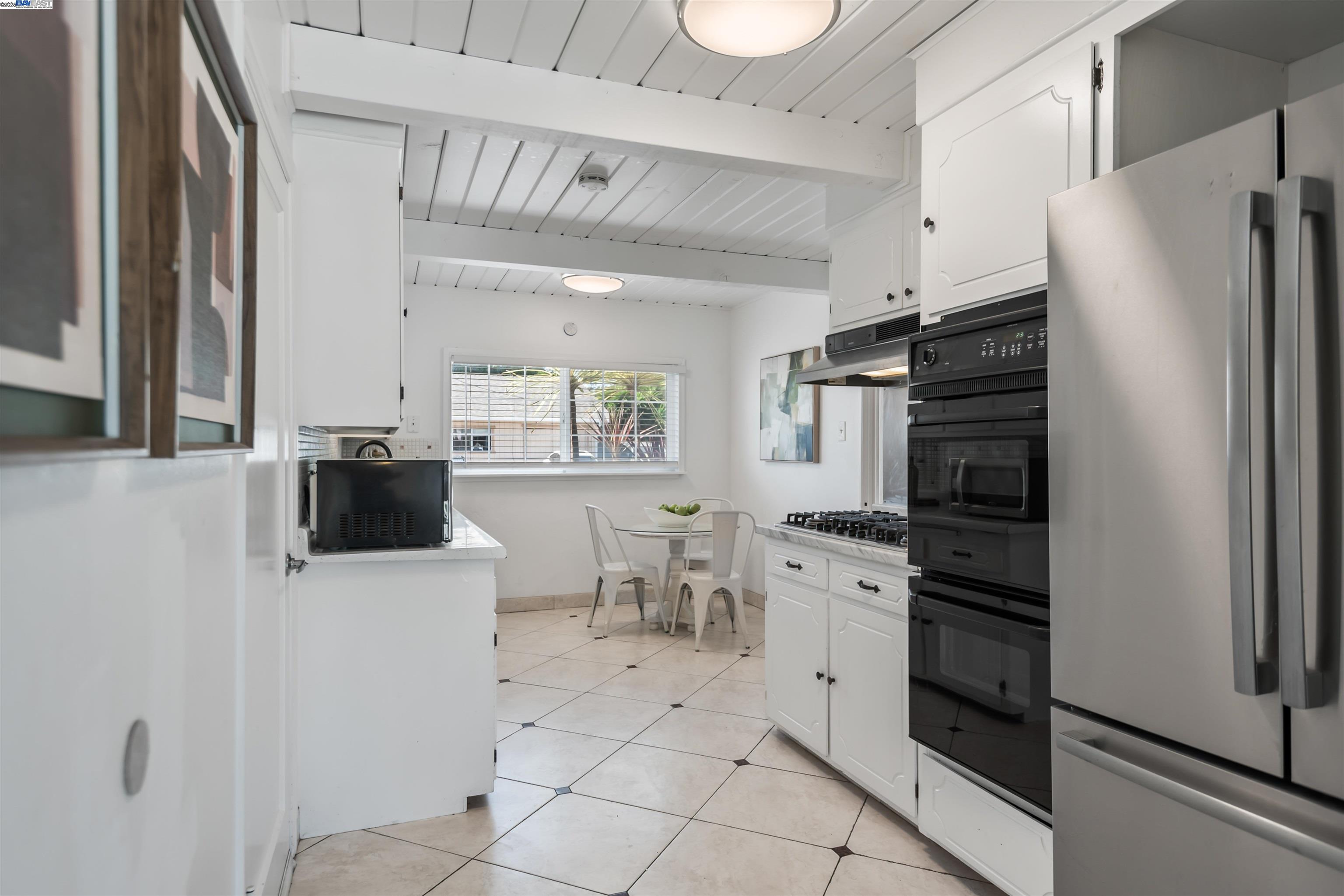 Detail Gallery Image 13 of 33 For 23688 Jorgensen Ln, Hayward,  CA 94541 - 3 Beds | 1 Baths