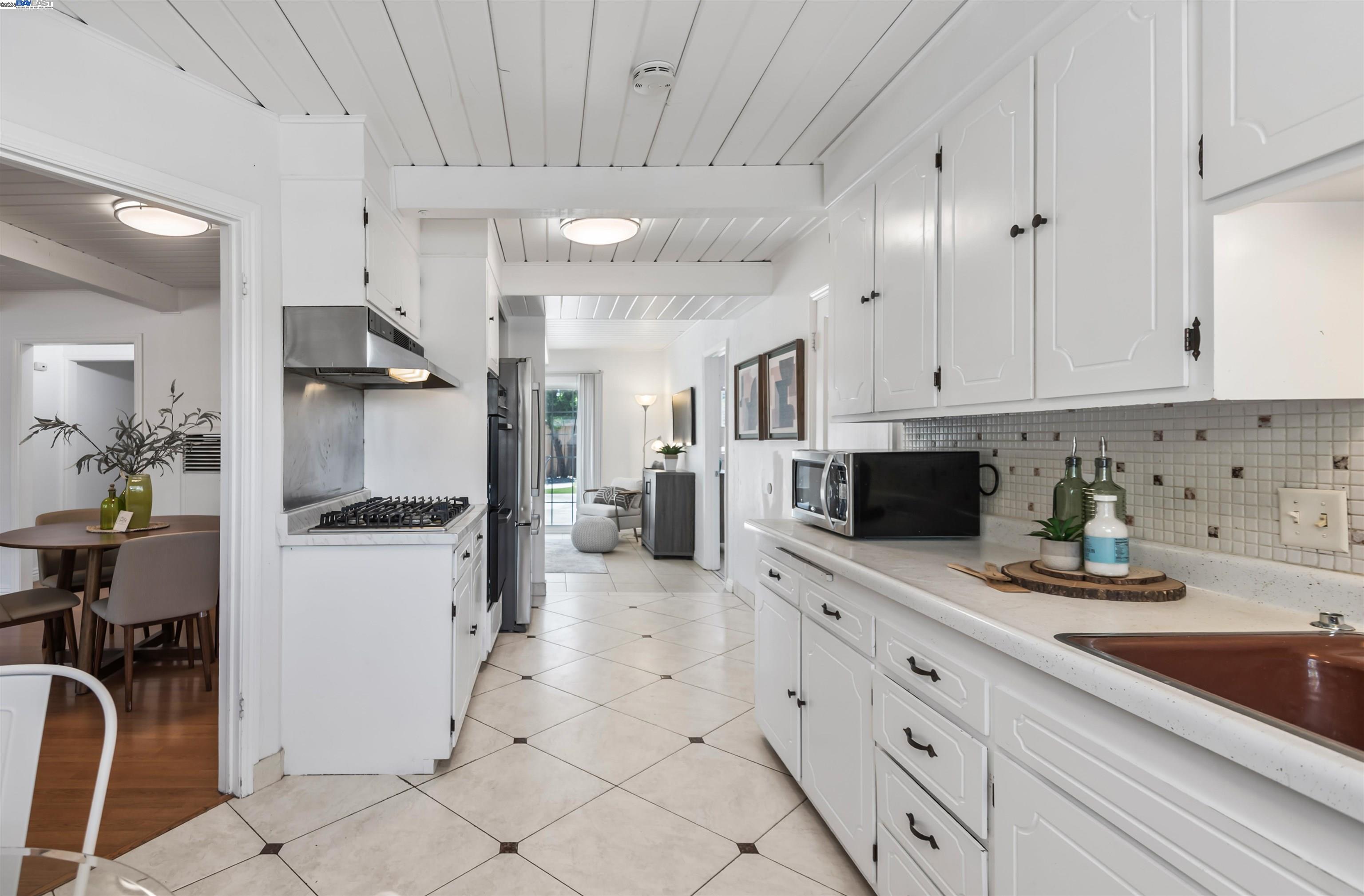Detail Gallery Image 15 of 33 For 23688 Jorgensen Ln, Hayward,  CA 94541 - 3 Beds | 1 Baths