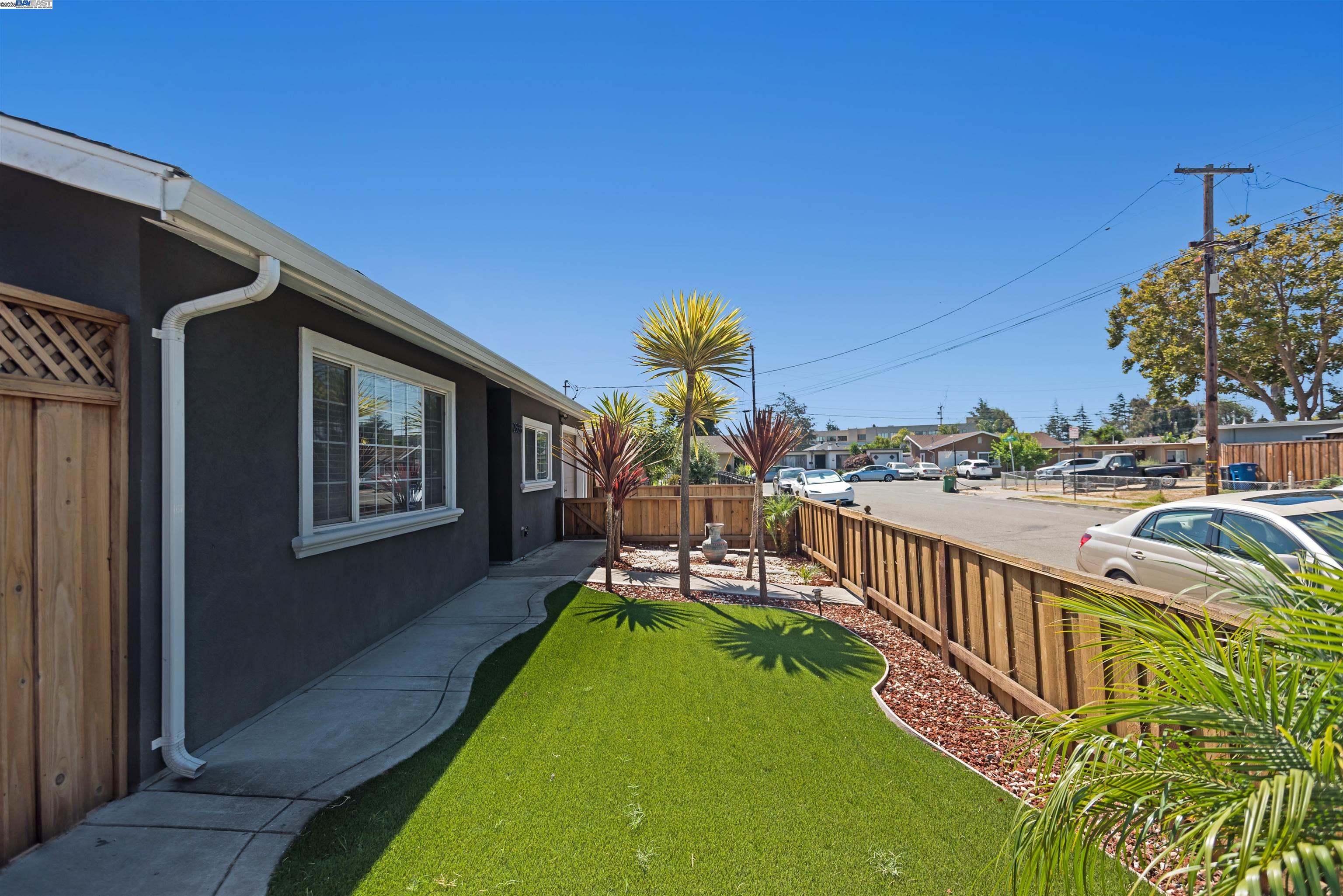 Detail Gallery Image 3 of 33 For 23688 Jorgensen Ln, Hayward,  CA 94541 - 3 Beds | 1 Baths