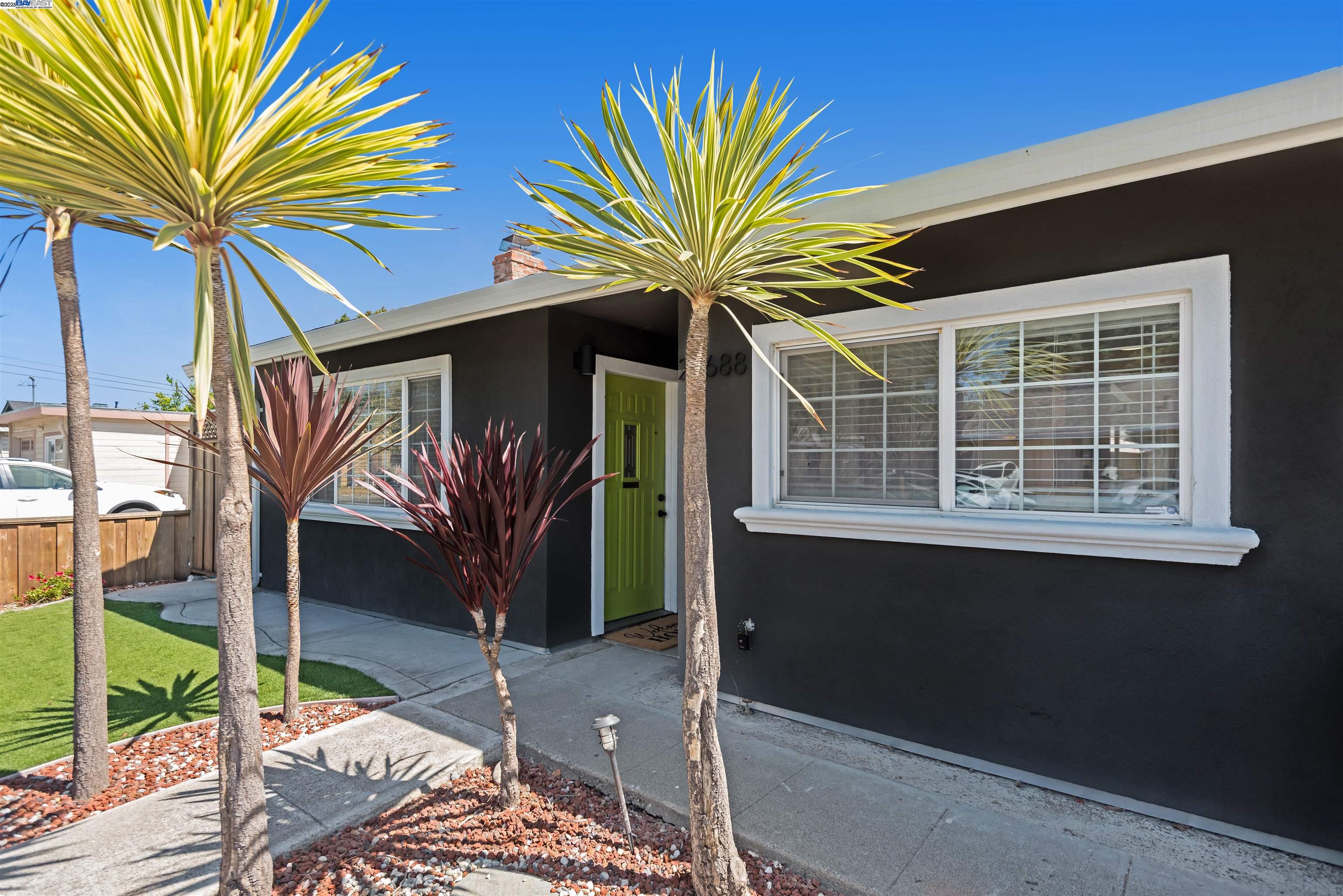 Detail Gallery Image 4 of 33 For 23688 Jorgensen Ln, Hayward,  CA 94541 - 3 Beds | 1 Baths