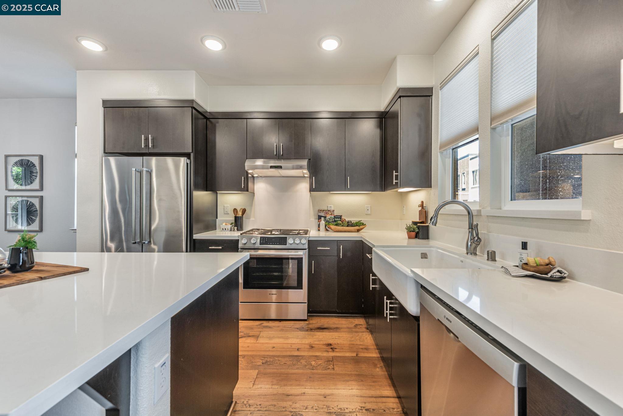 Detail Gallery Image 12 of 44 For 467 Mitchell Ave, Alameda,  CA 94501 - 3 Beds | 3/1 Baths
