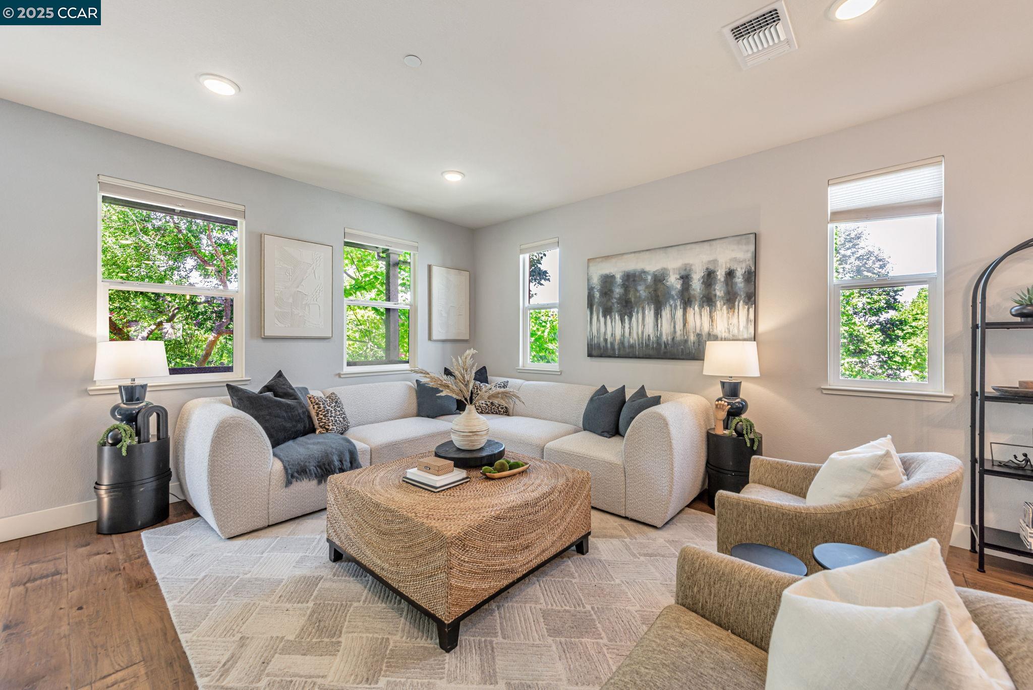 Detail Gallery Image 8 of 44 For 467 Mitchell Ave, Alameda,  CA 94501 - 3 Beds | 3/1 Baths