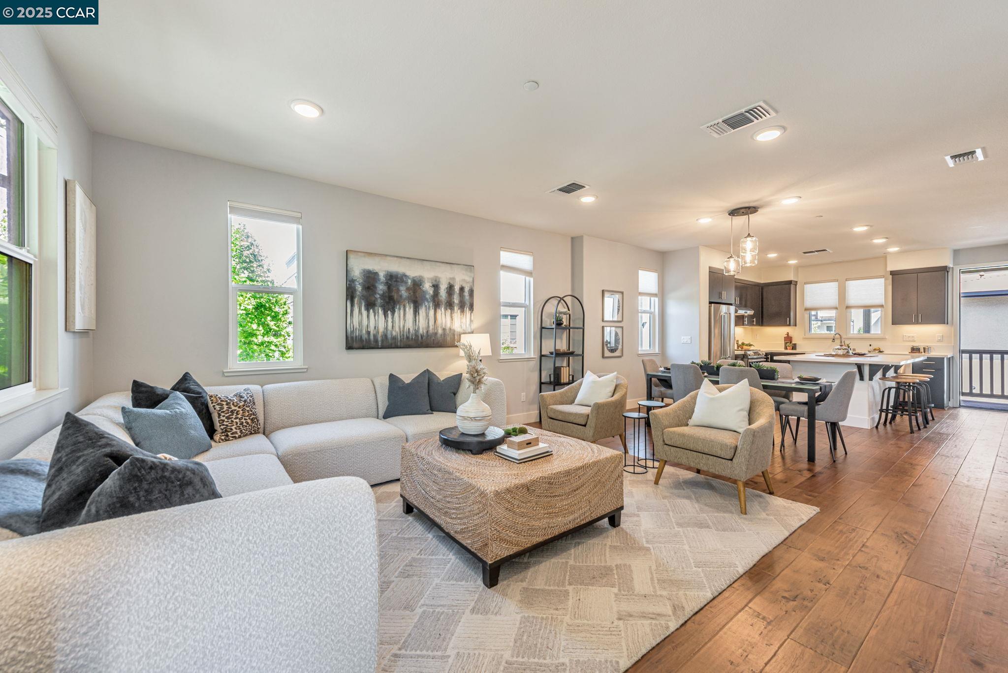 Detail Gallery Image 9 of 44 For 467 Mitchell Ave, Alameda,  CA 94501 - 3 Beds | 3/1 Baths