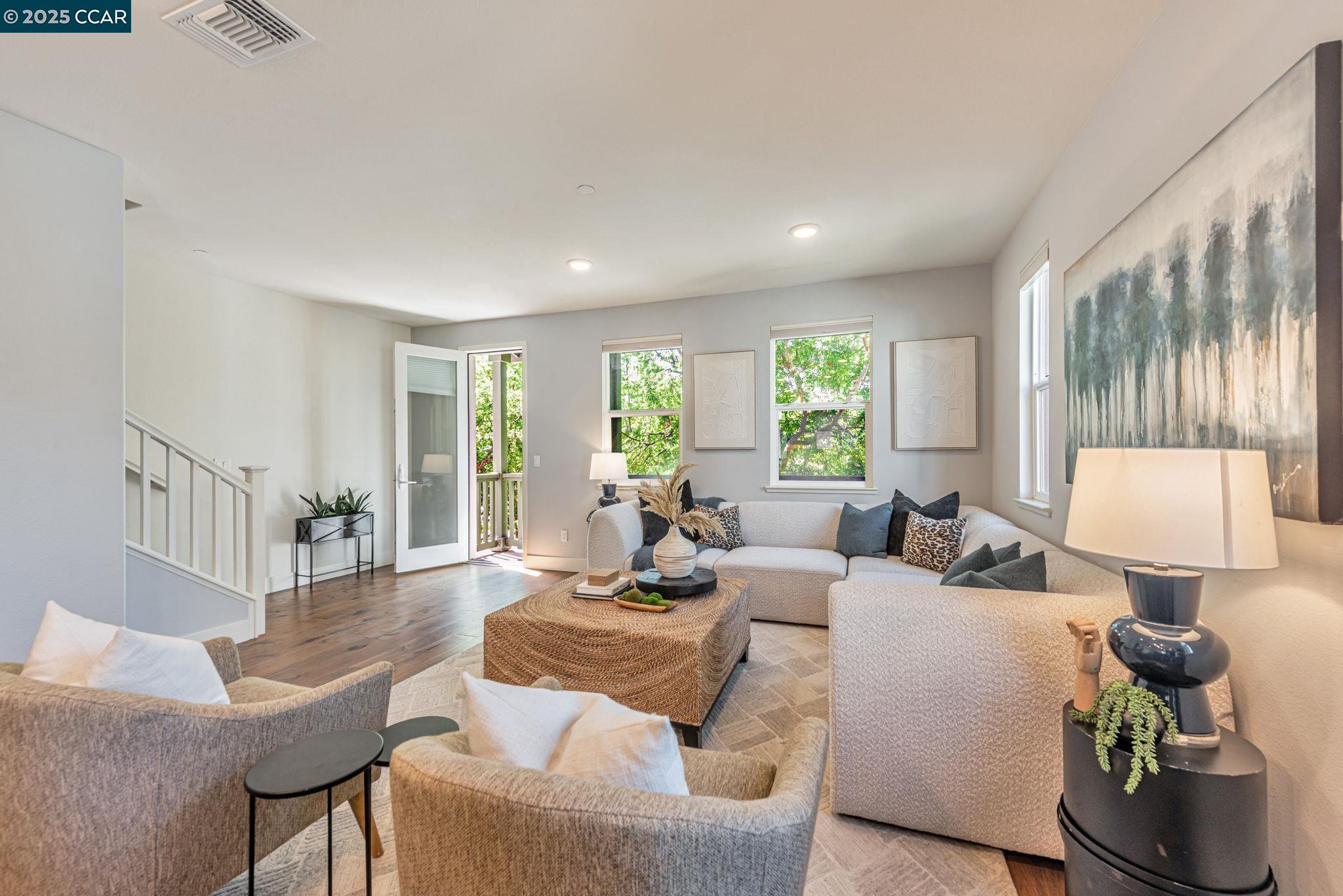 Detail Gallery Image 10 of 44 For 467 Mitchell Ave, Alameda,  CA 94501 - 3 Beds | 3/1 Baths