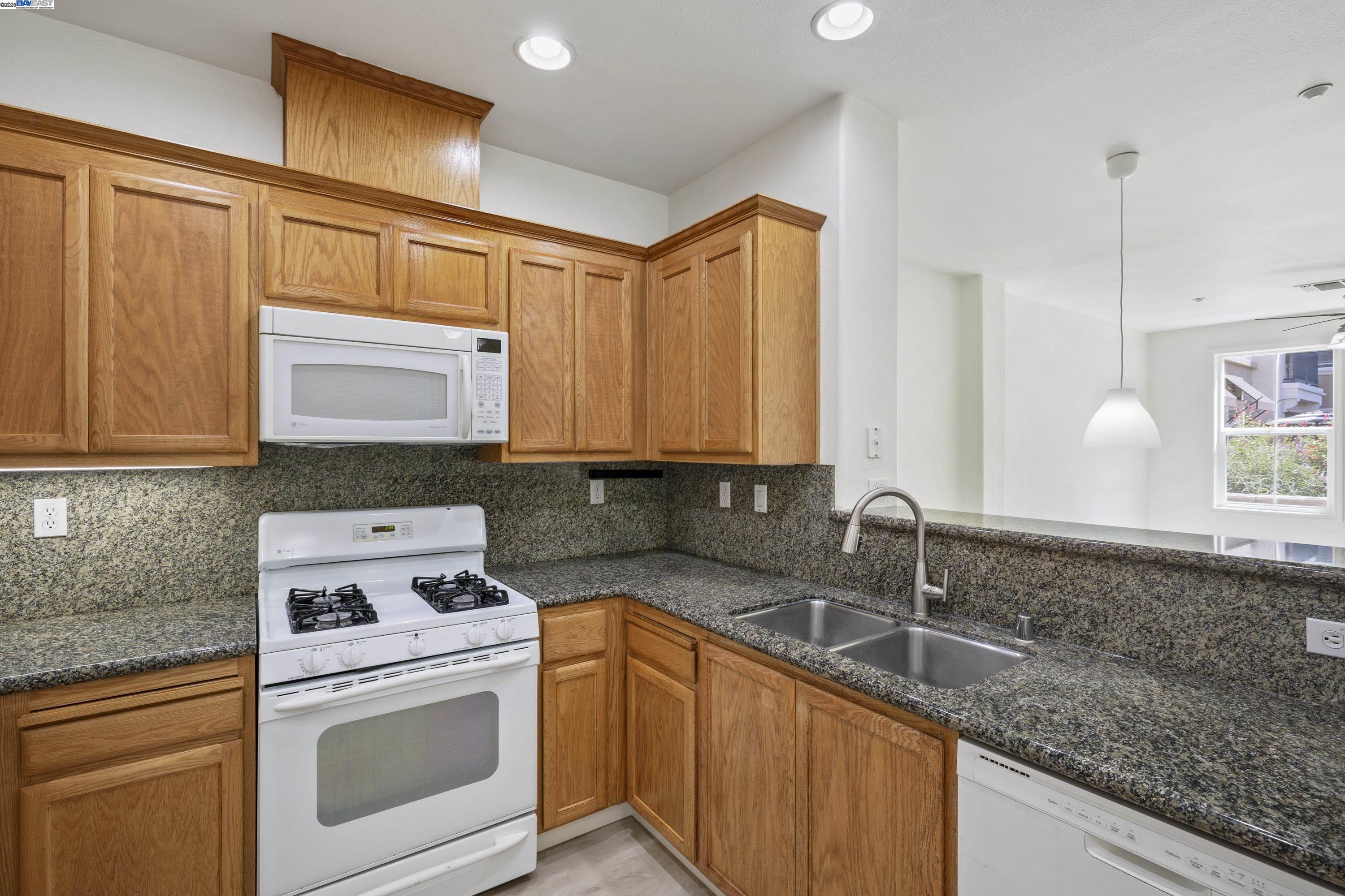Detail Gallery Image 14 of 44 For 3290 Maguire Way #101,  Dublin,  CA 94568 - 3 Beds | 2 Baths