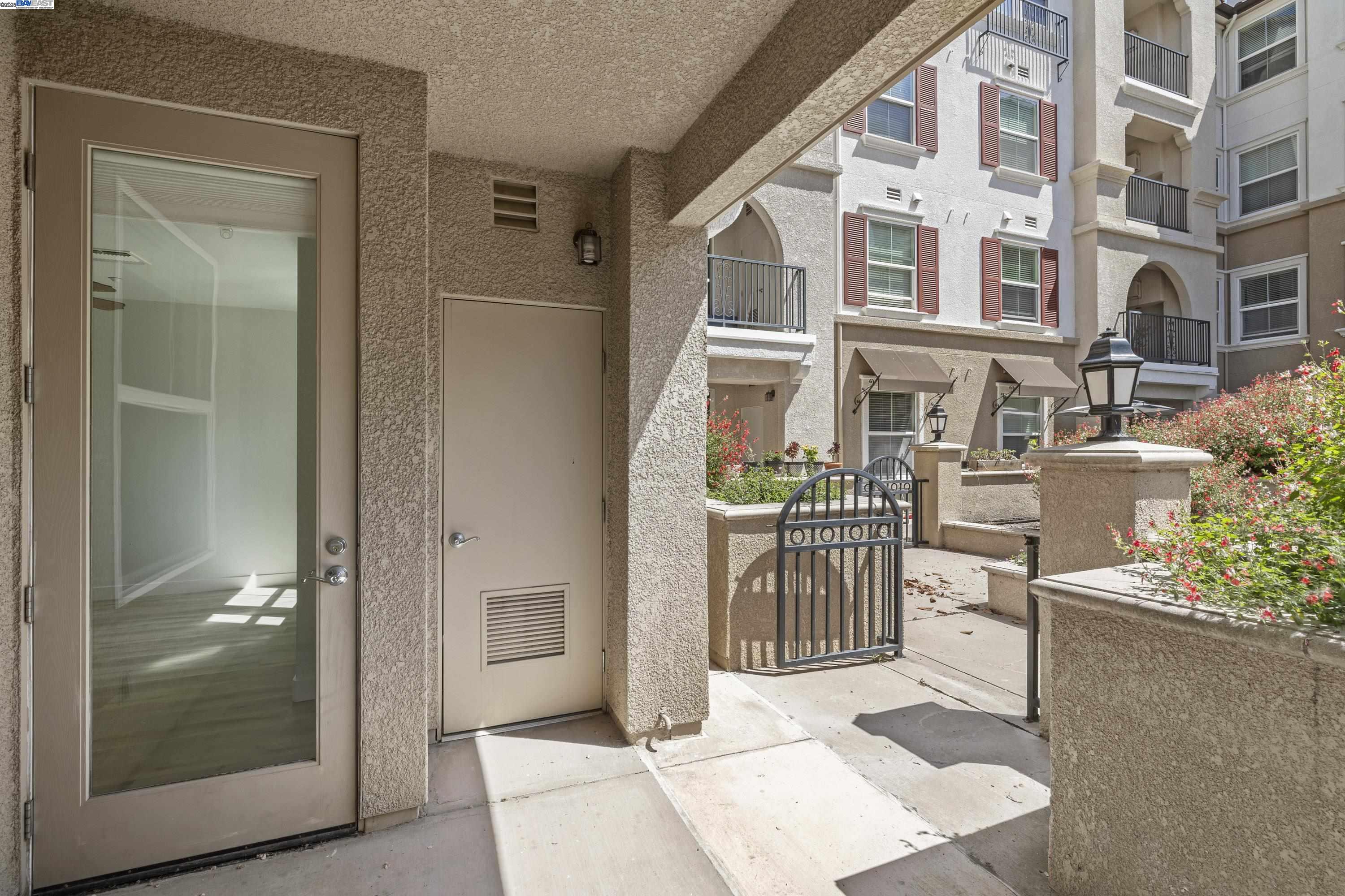 Detail Gallery Image 10 of 44 For 3290 Maguire Way #101,  Dublin,  CA 94568 - 3 Beds | 2 Baths