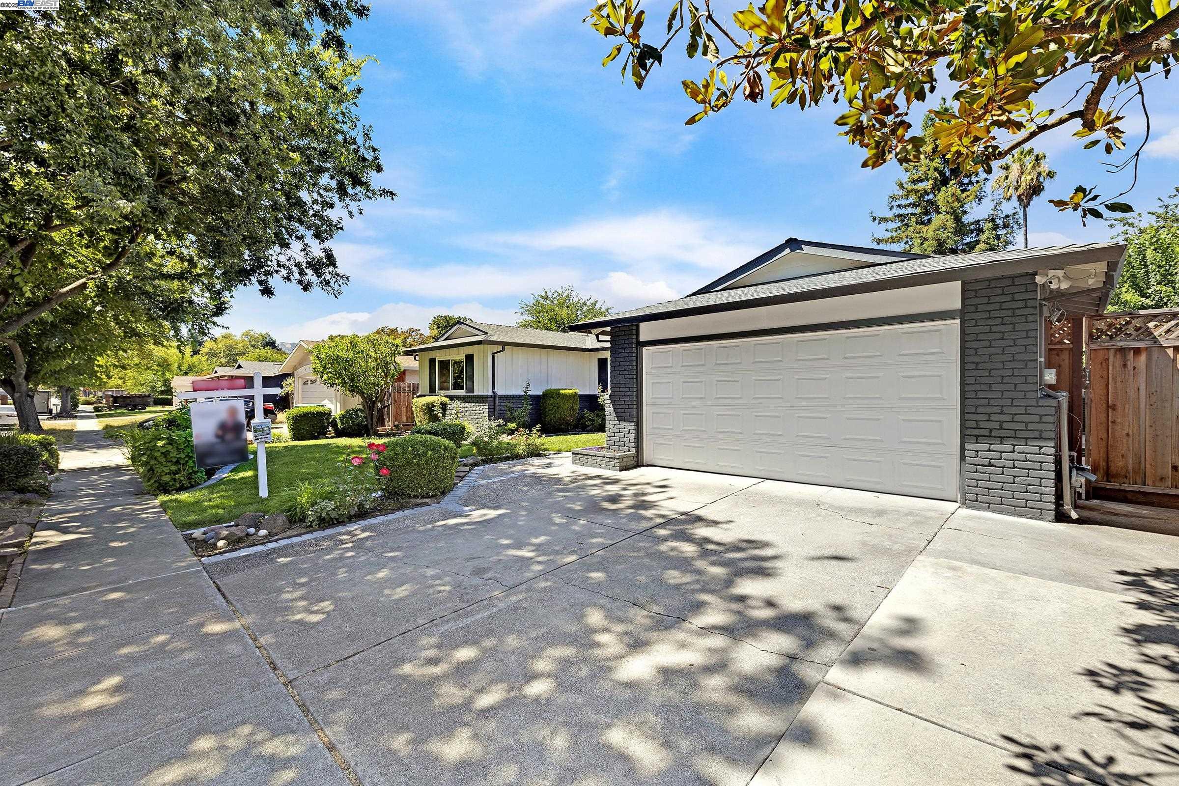 Detail Gallery Image 4 of 40 For 5041 Golden Rd, Pleasanton,  CA 94566 - 4 Beds | 2 Baths