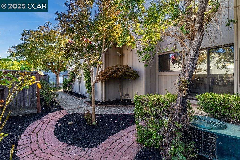 Detail Gallery Image 6 of 45 For 639 Augusta Drive, Moraga,  CA 94556 - 2 Beds | 2/1 Baths
