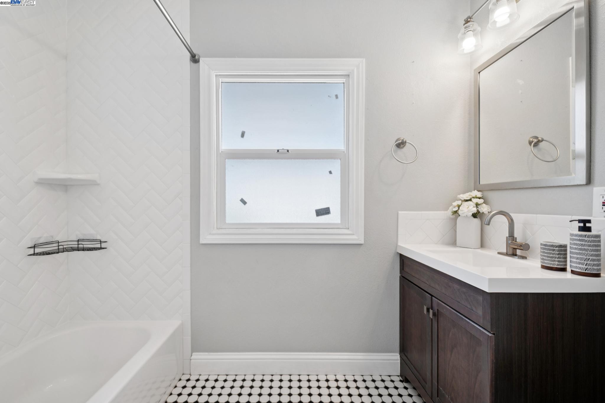 Detail Gallery Image 29 of 57 For 9340 Thermal St, Oakland,  CA 94605 - 3 Beds | 3 Baths