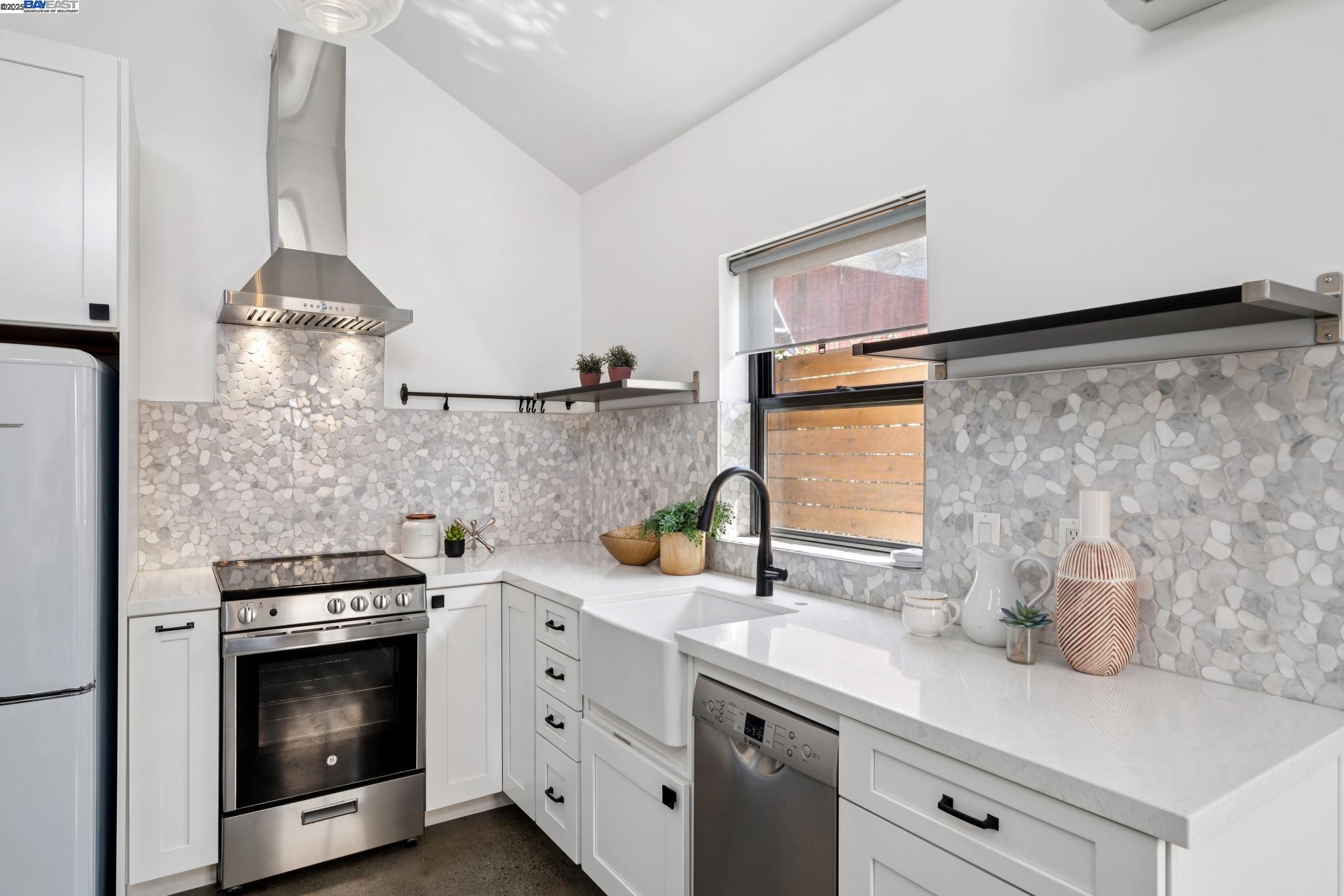 Detail Gallery Image 38 of 57 For 9340 Thermal St, Oakland,  CA 94605 - 3 Beds | 3 Baths