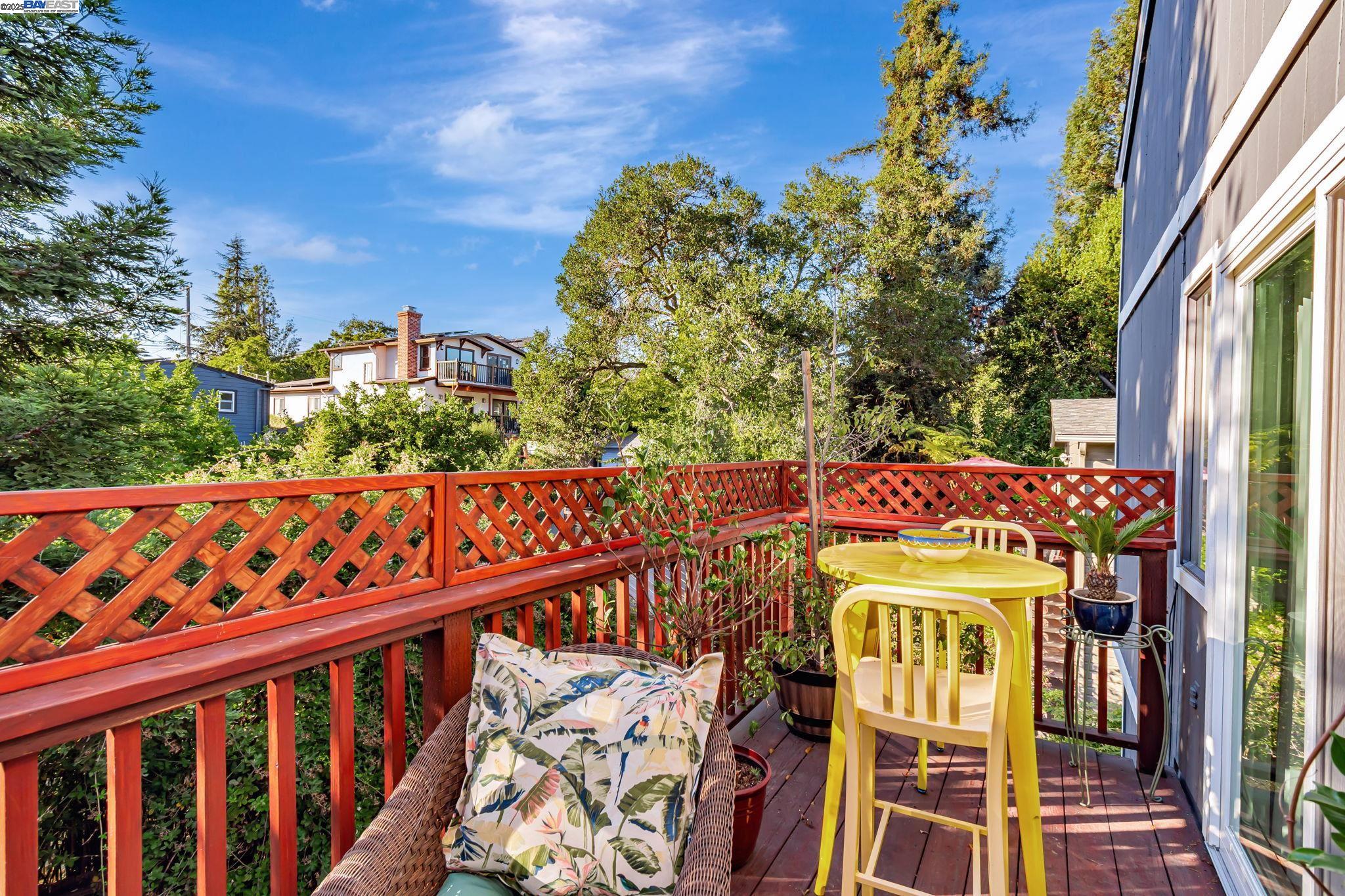 Detail Gallery Image 1 of 58 For 3687 Maple Ave #9,  Oakland,  CA 94602 - 3 Beds | 1/1 Baths