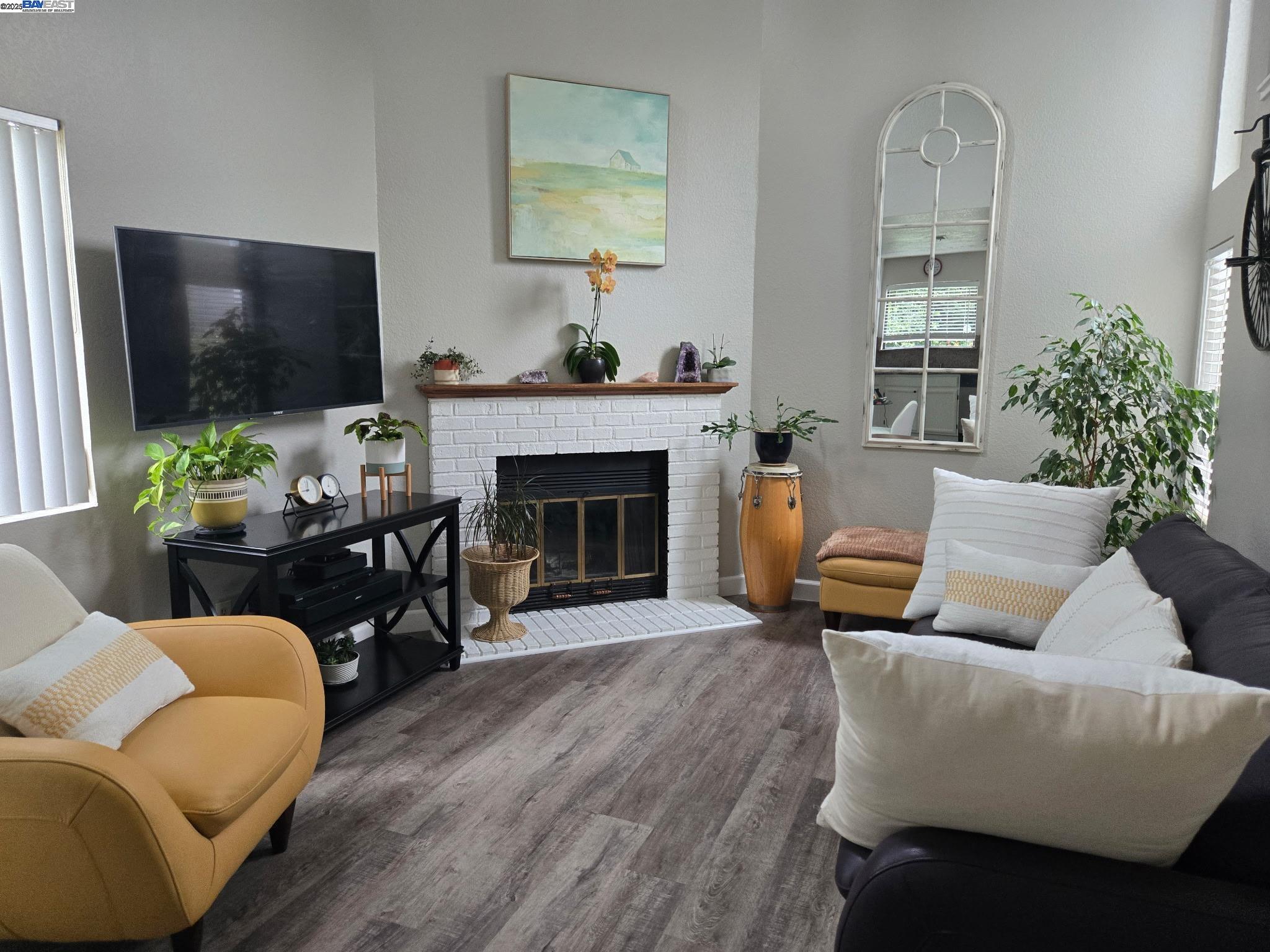 Detail Gallery Image 2 of 58 For 3687 Maple Ave #9,  Oakland,  CA 94602 - 3 Beds | 1/1 Baths