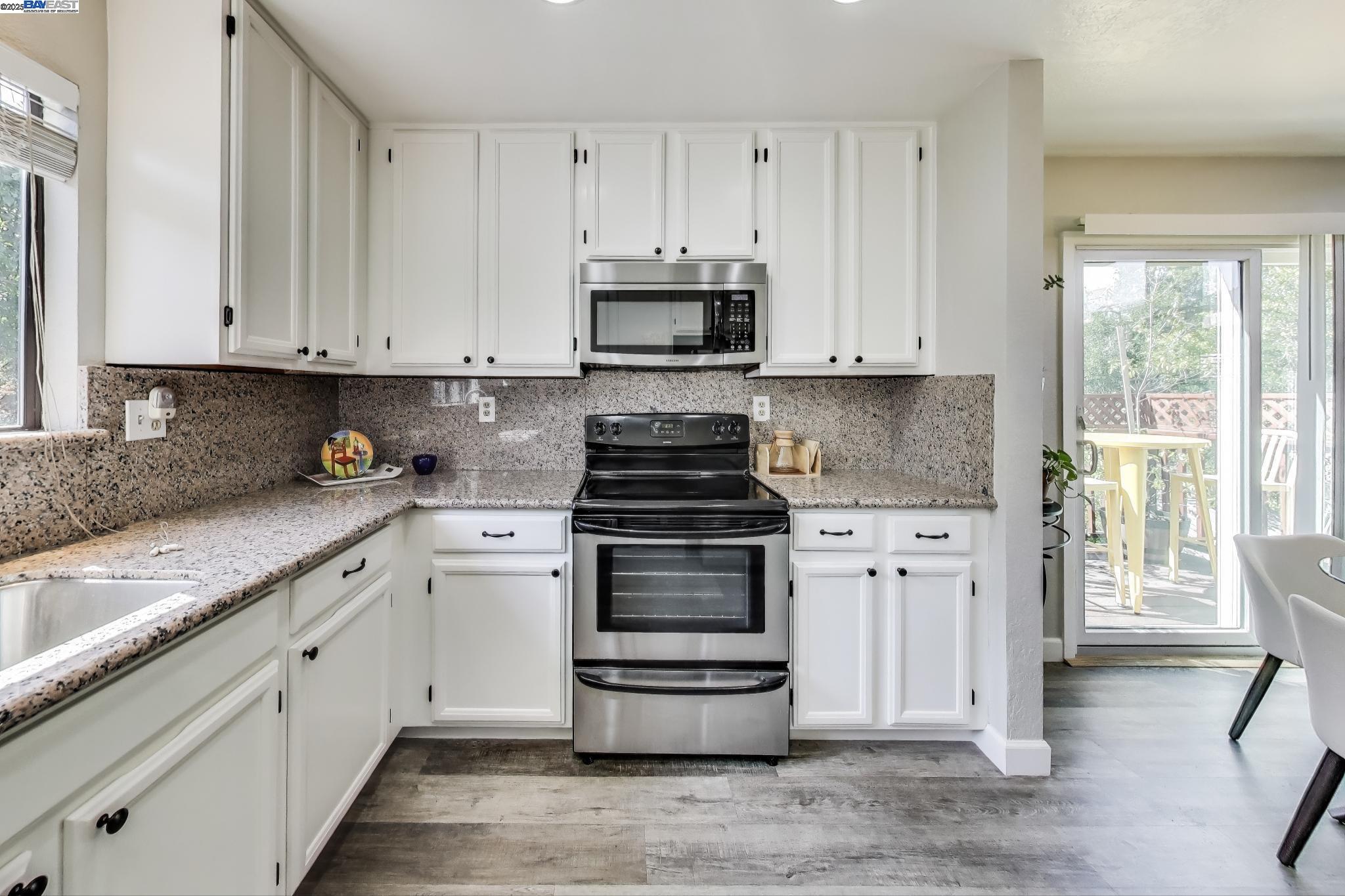 Detail Gallery Image 11 of 58 For 3687 Maple Ave #9,  Oakland,  CA 94602 - 3 Beds | 1/1 Baths