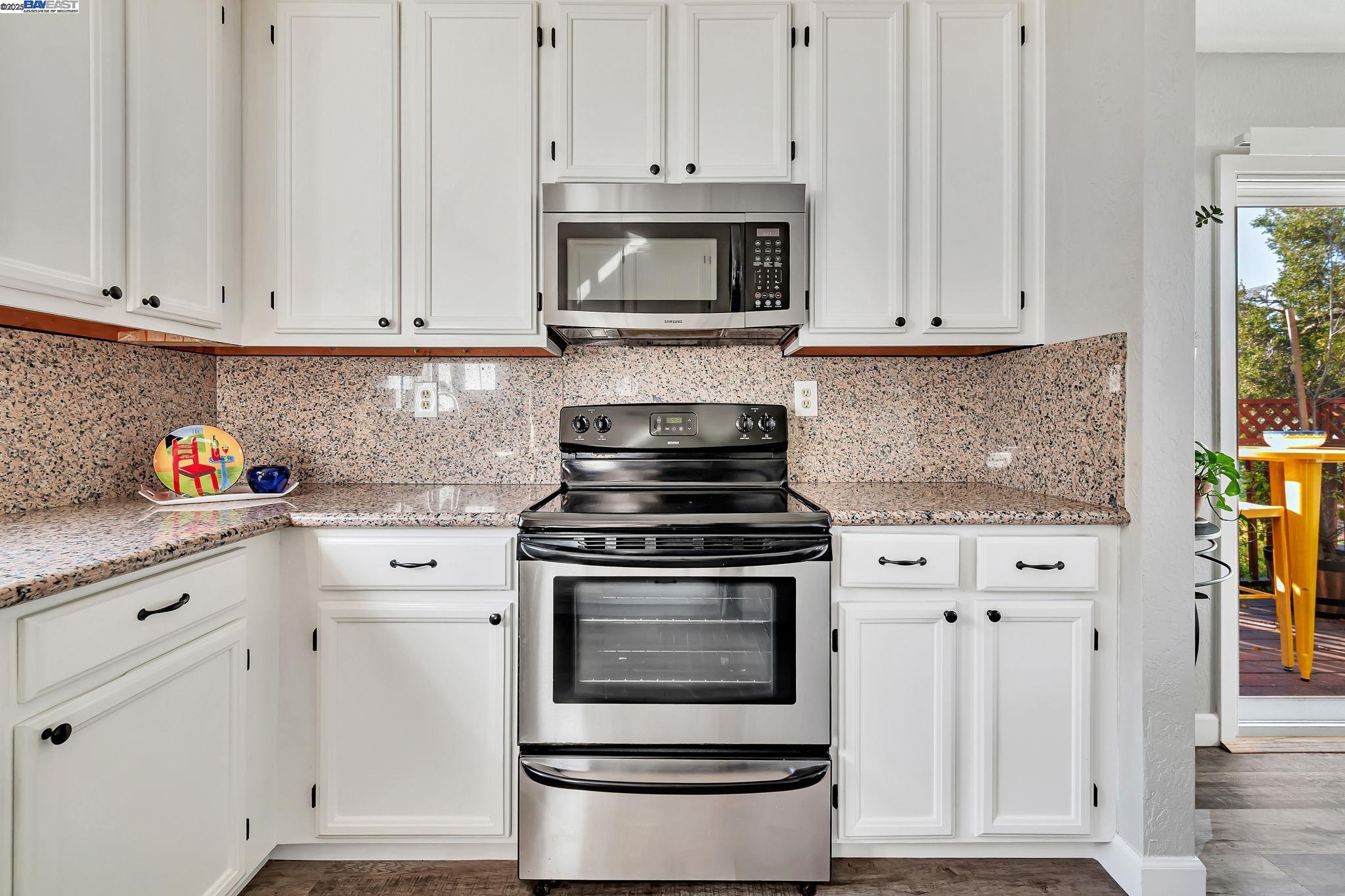 Detail Gallery Image 12 of 58 For 3687 Maple Ave #9,  Oakland,  CA 94602 - 3 Beds | 1/1 Baths
