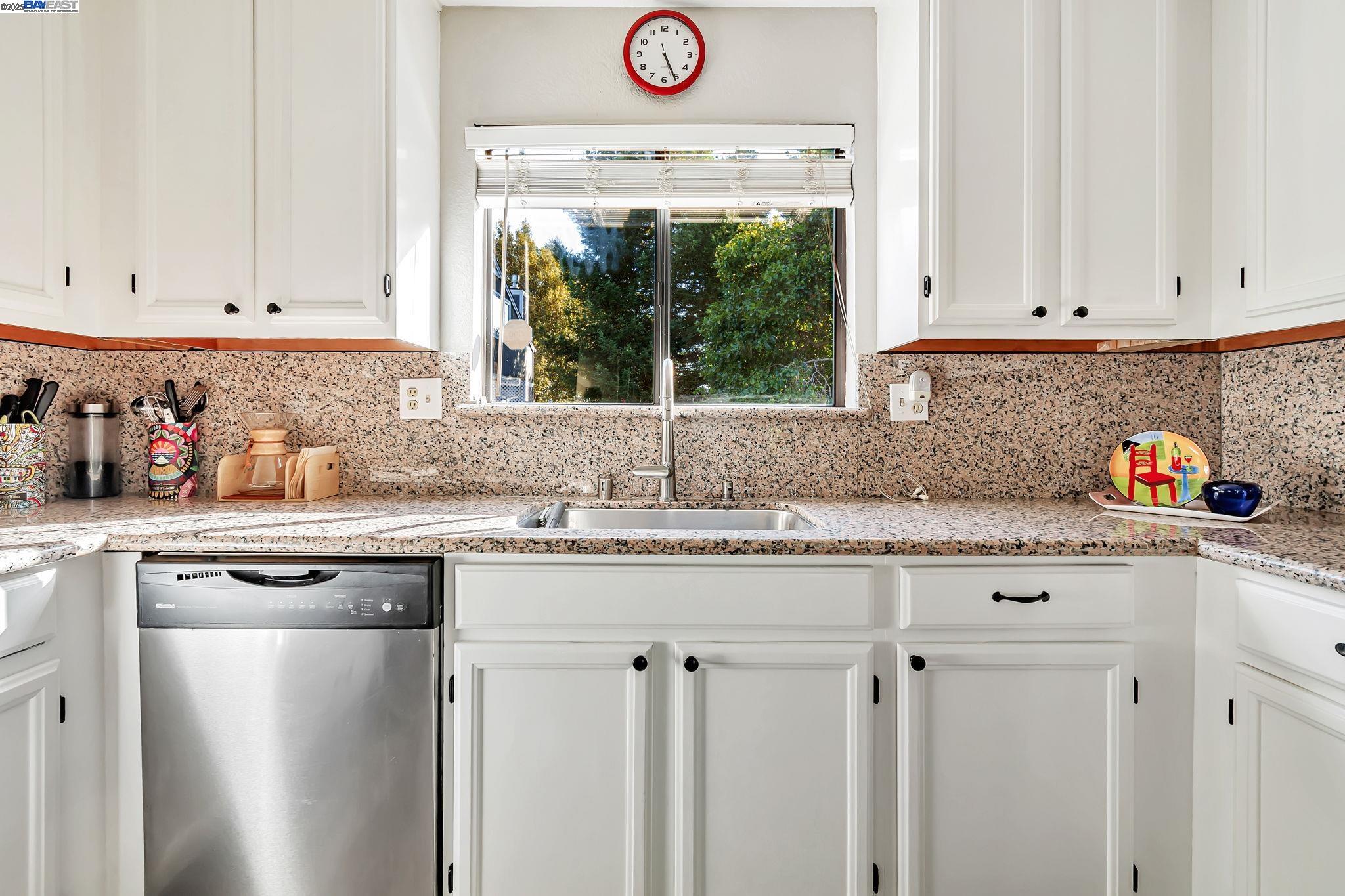 Detail Gallery Image 13 of 58 For 3687 Maple Ave #9,  Oakland,  CA 94602 - 3 Beds | 1/1 Baths