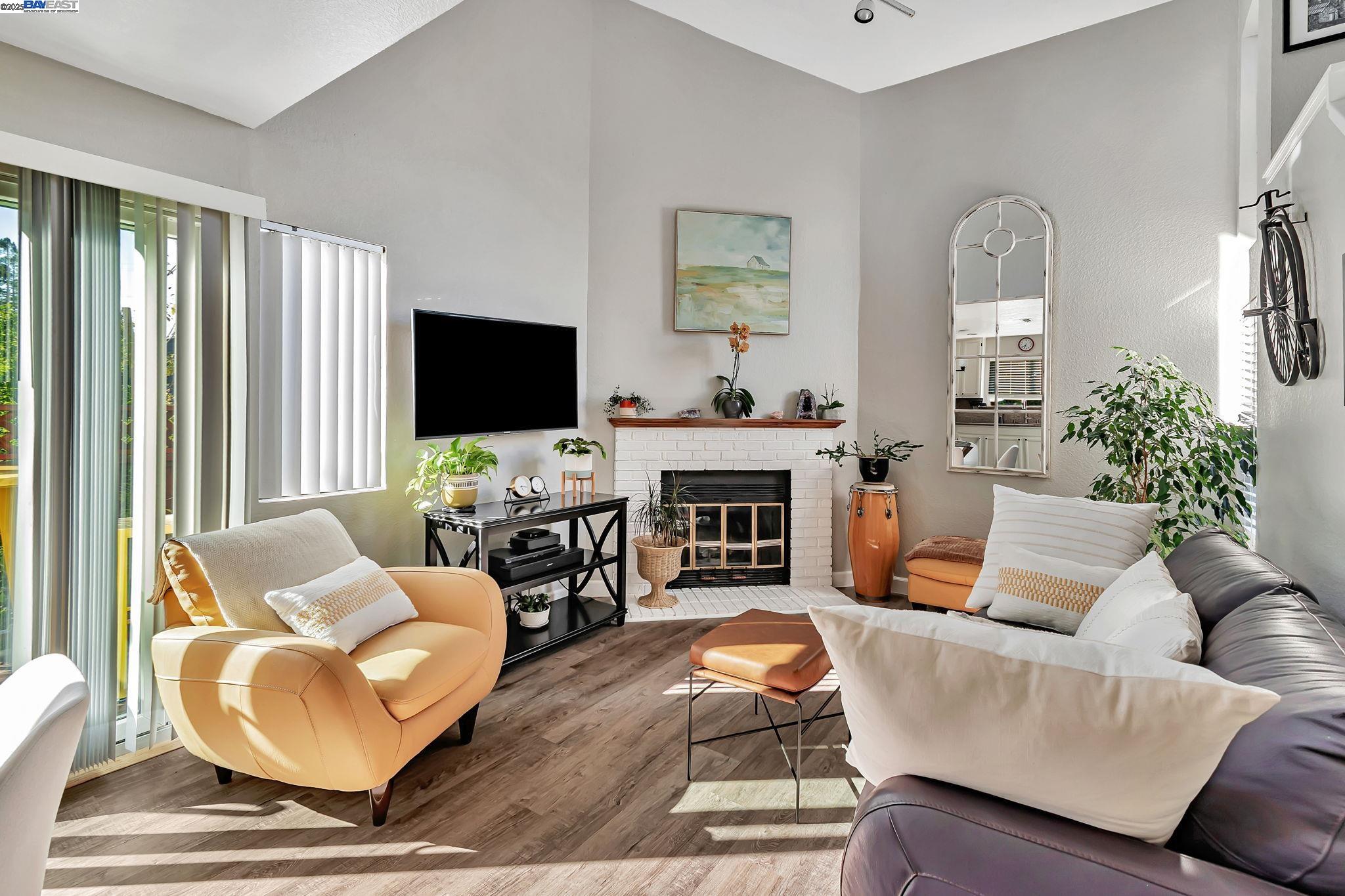 Detail Gallery Image 3 of 58 For 3687 Maple Ave #9,  Oakland,  CA 94602 - 3 Beds | 1/1 Baths