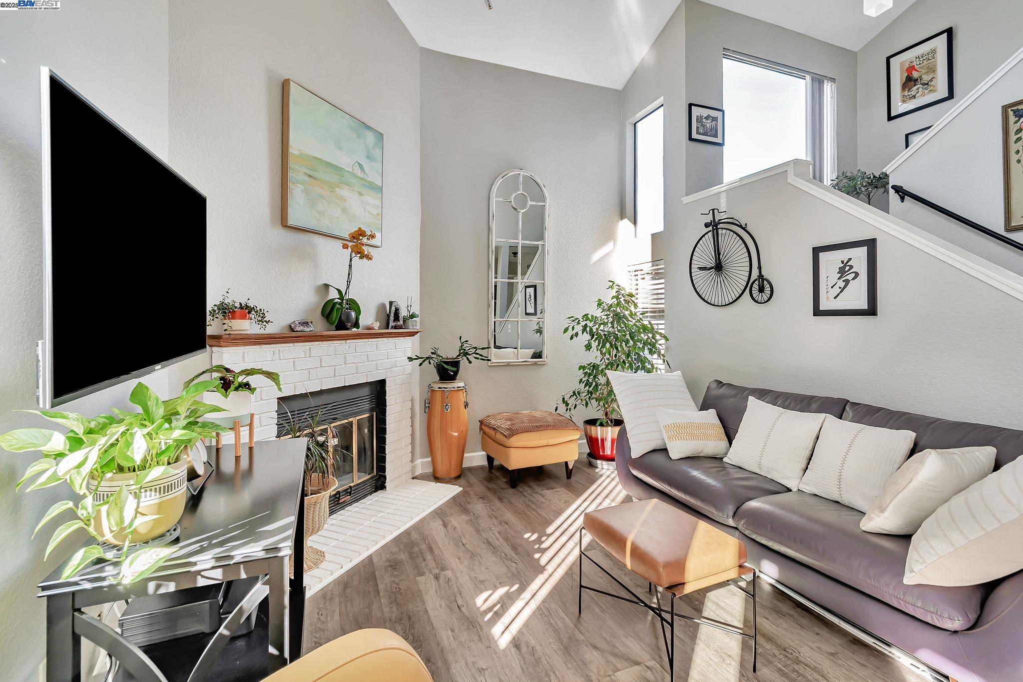 Detail Gallery Image 4 of 58 For 3687 Maple Ave #9,  Oakland,  CA 94602 - 3 Beds | 1/1 Baths