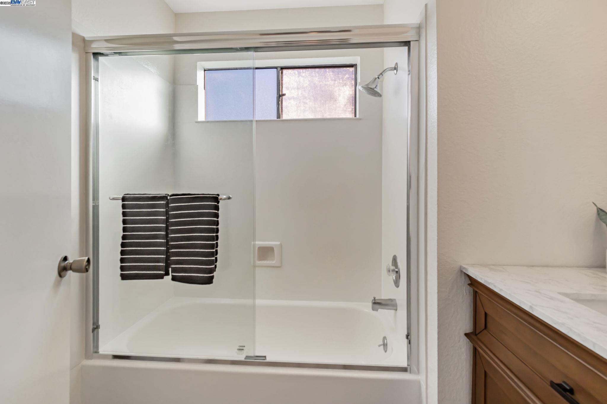 Detail Gallery Image 39 of 58 For 3687 Maple Ave #9,  Oakland,  CA 94602 - 3 Beds | 1/1 Baths