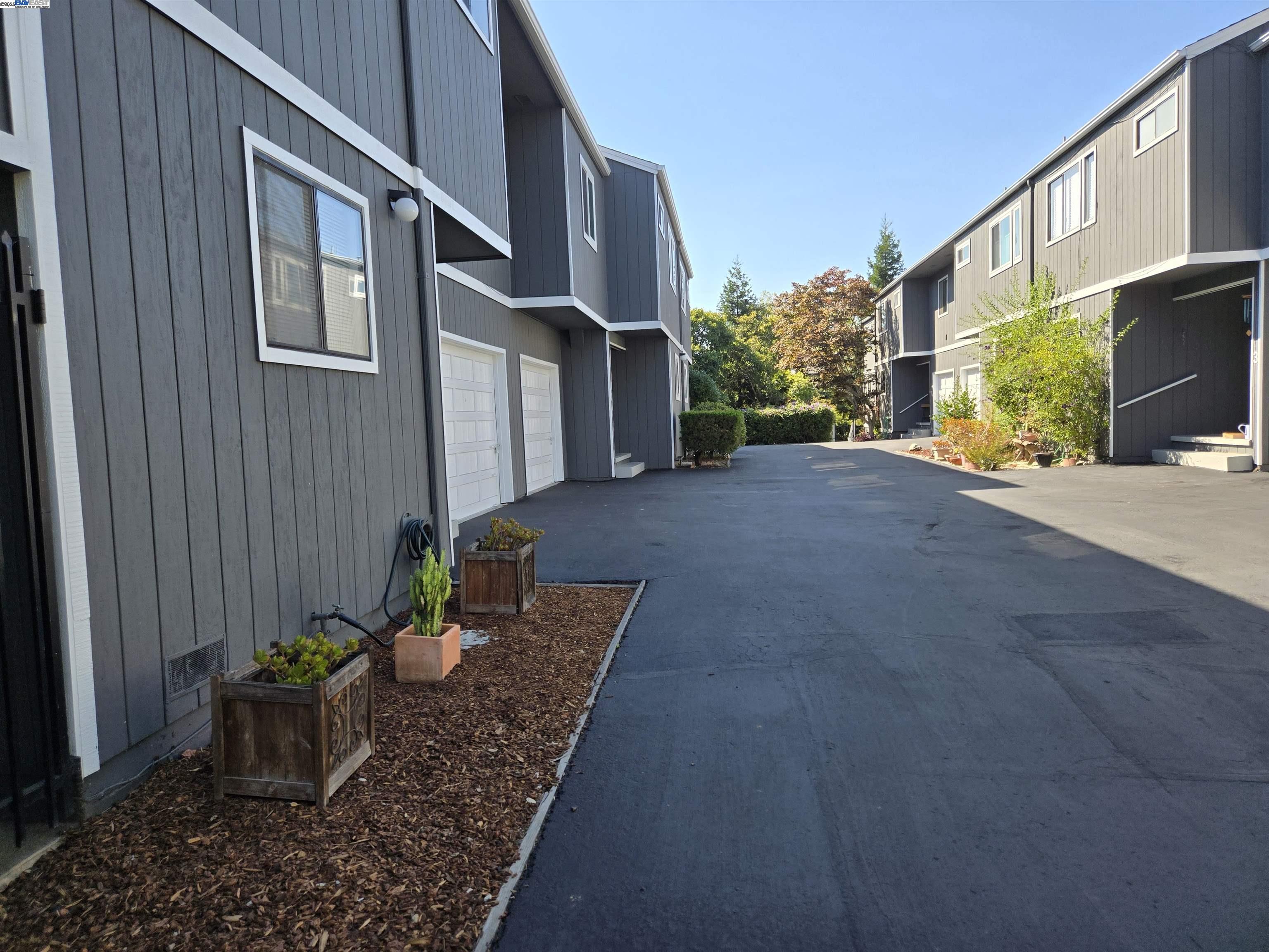 Detail Gallery Image 48 of 58 For 3687 Maple Ave #9,  Oakland,  CA 94602 - 3 Beds | 1/1 Baths