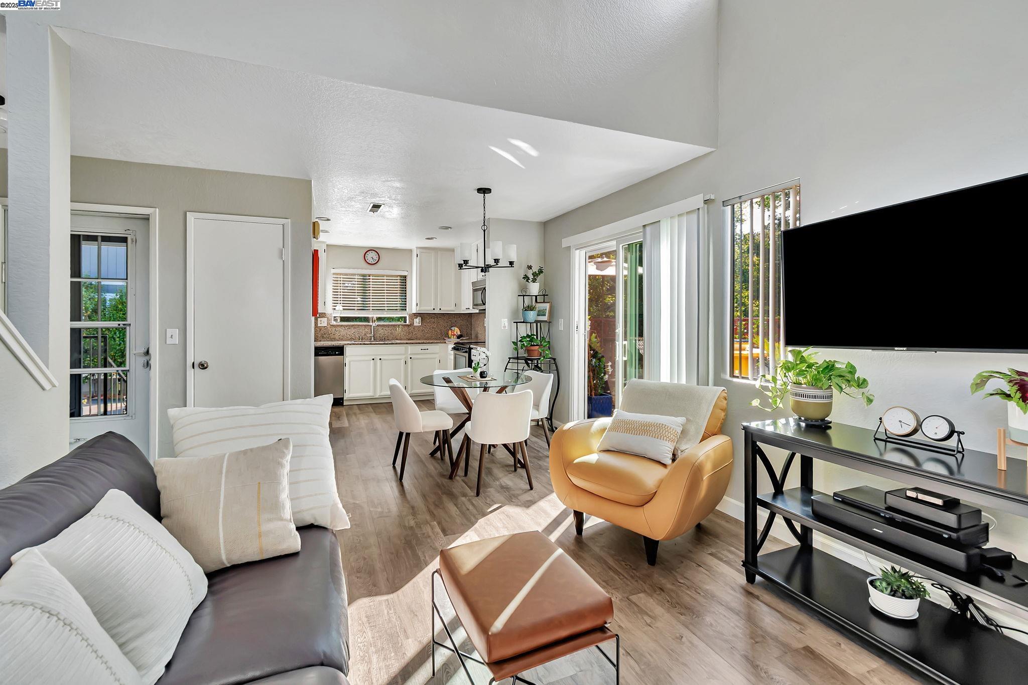 Detail Gallery Image 6 of 58 For 3687 Maple Ave #9,  Oakland,  CA 94602 - 3 Beds | 1/1 Baths