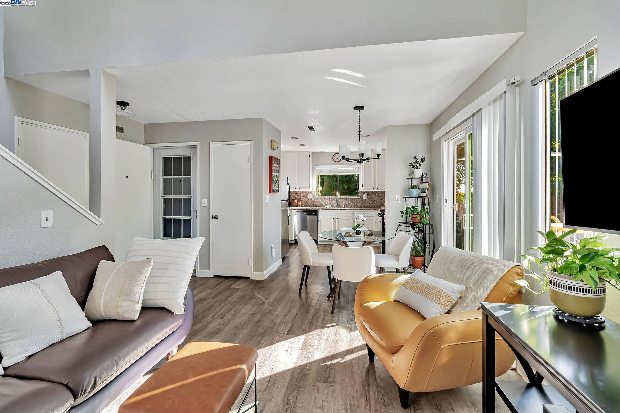 Detail Gallery Image 7 of 58 For 3687 Maple Ave #9,  Oakland,  CA 94602 - 3 Beds | 1/1 Baths