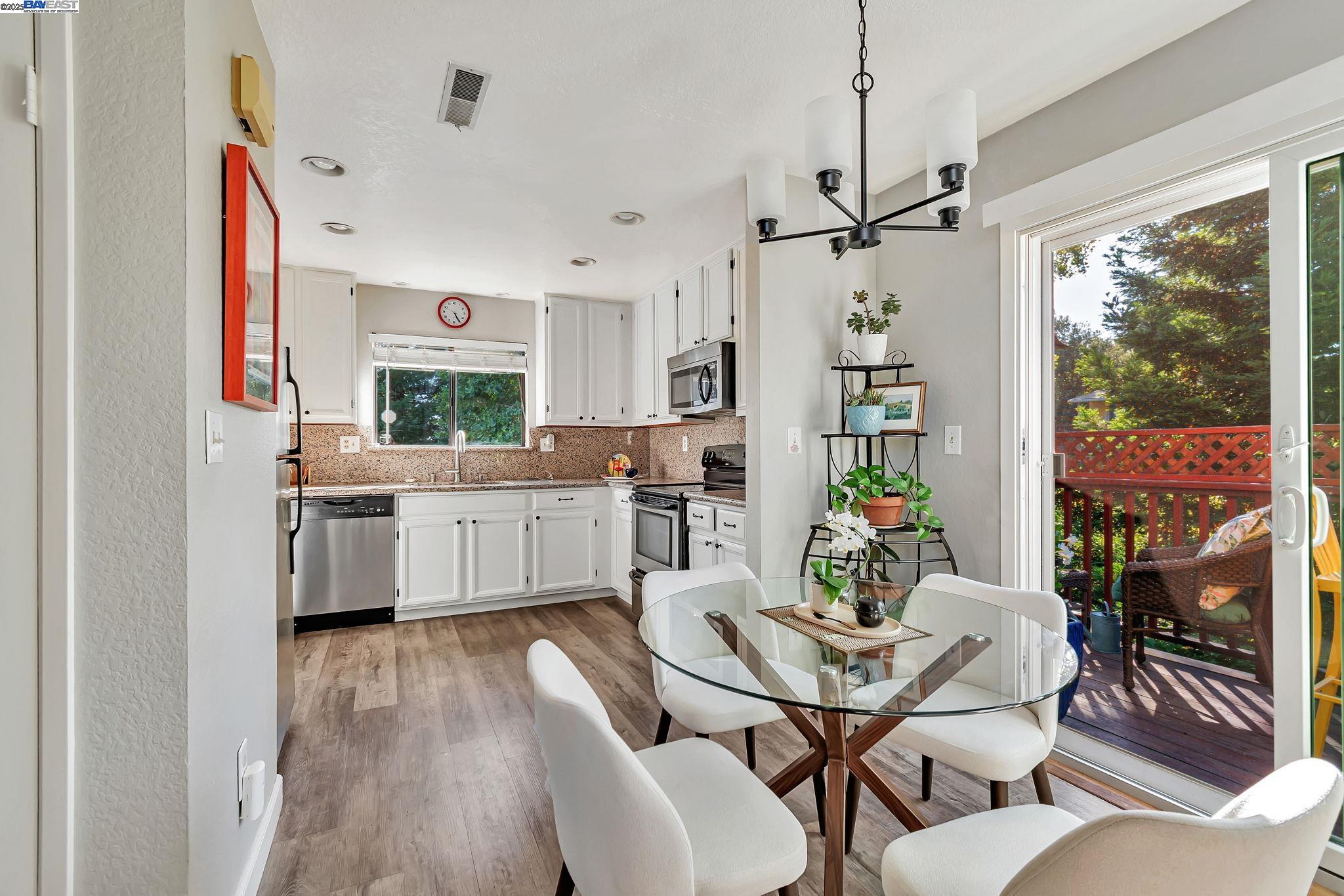 Detail Gallery Image 8 of 58 For 3687 Maple Ave #9,  Oakland,  CA 94602 - 3 Beds | 1/1 Baths