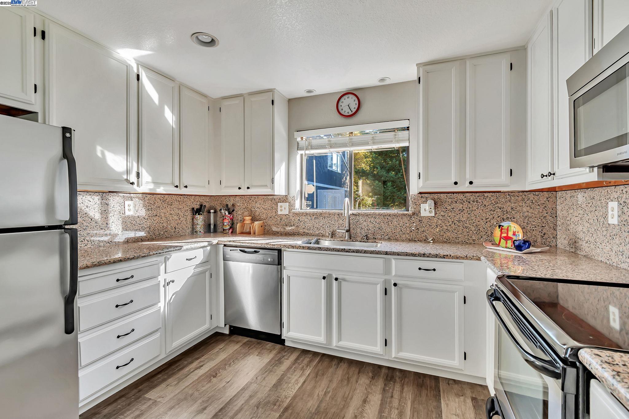 Detail Gallery Image 9 of 58 For 3687 Maple Ave #9,  Oakland,  CA 94602 - 3 Beds | 1/1 Baths