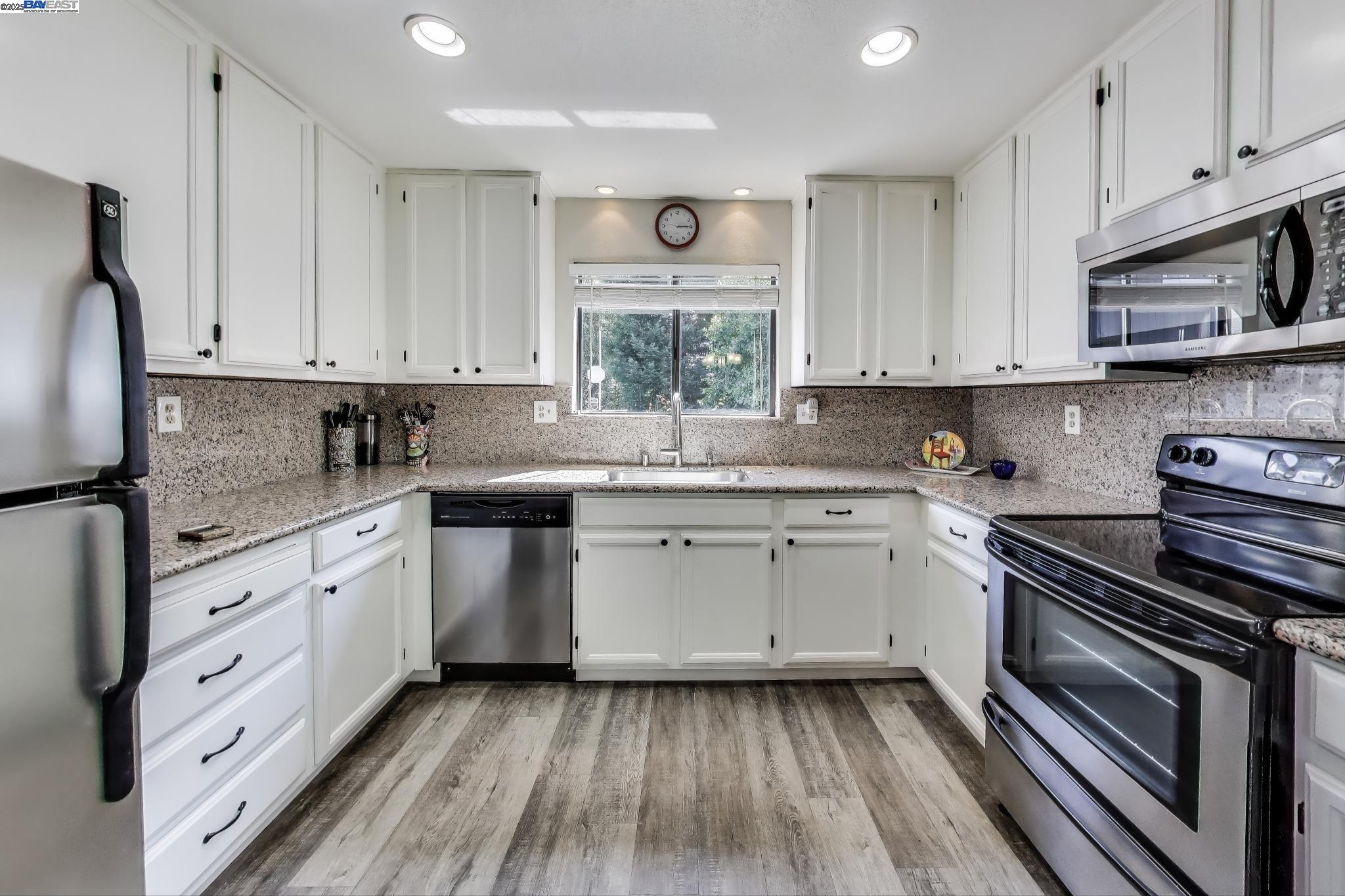 Detail Gallery Image 10 of 58 For 3687 Maple Ave #9,  Oakland,  CA 94602 - 3 Beds | 1/1 Baths