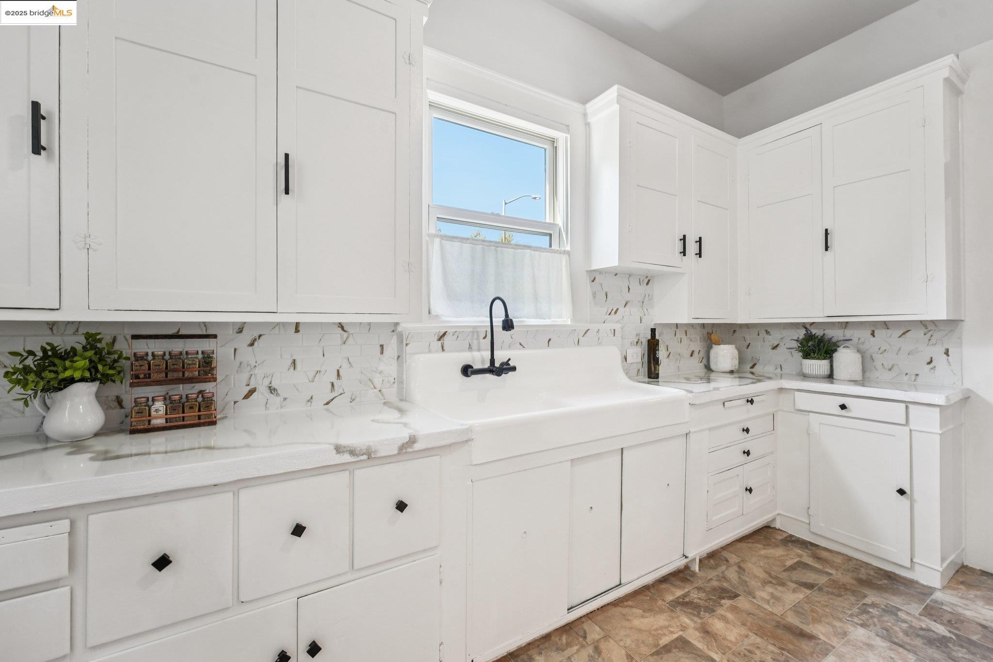 Detail Gallery Image 2 of 55 For 1549 5th Ave, Oakland,  CA 94606 - 4 Beds | 2 Baths