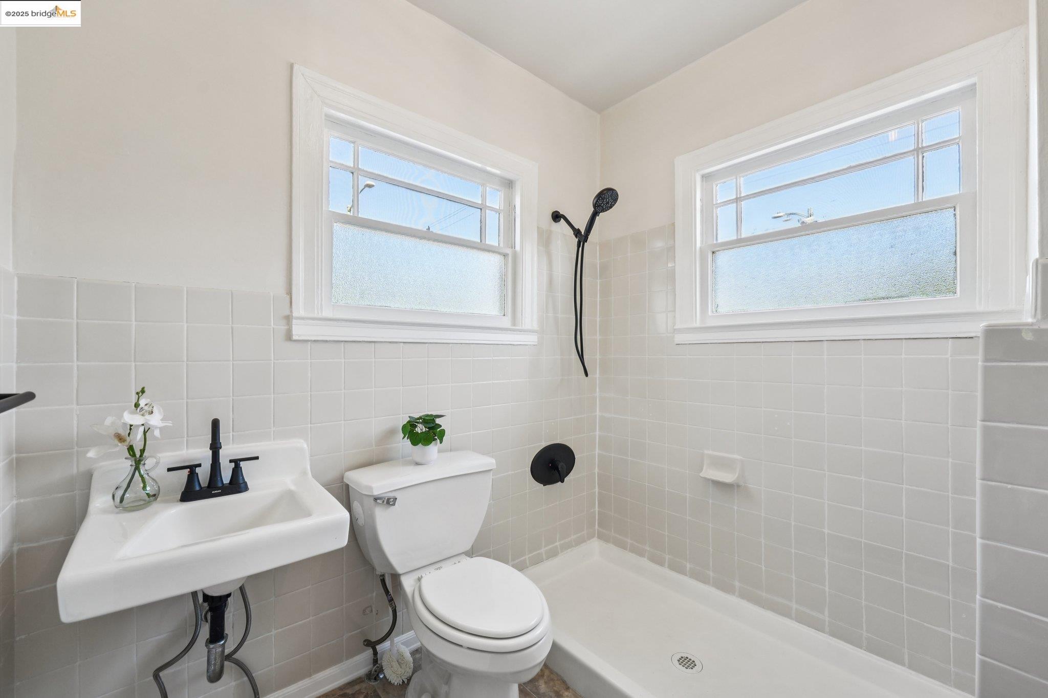 Detail Gallery Image 12 of 55 For 1549 5th Ave, Oakland,  CA 94606 - 4 Beds | 2 Baths