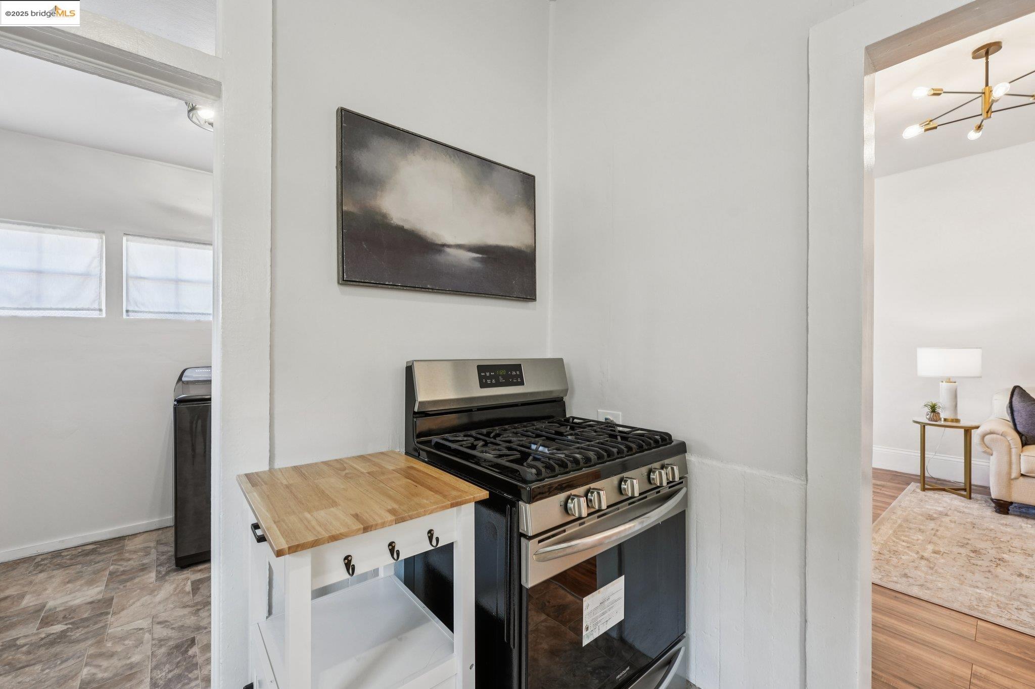 Detail Gallery Image 5 of 55 For 1549 5th Ave, Oakland,  CA 94606 - 4 Beds | 2 Baths
