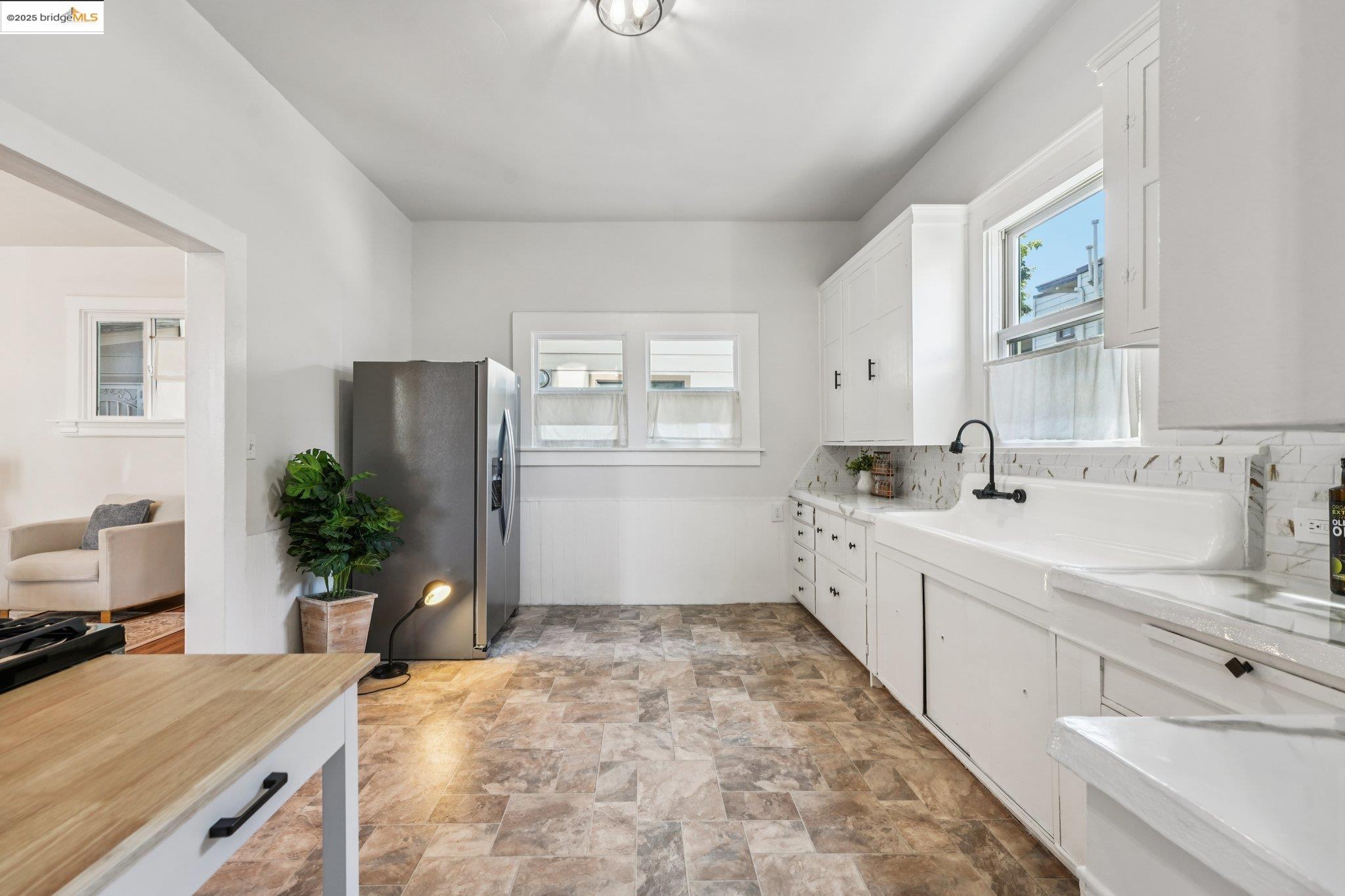 Detail Gallery Image 6 of 55 For 1549 5th Ave, Oakland,  CA 94606 - 4 Beds | 2 Baths