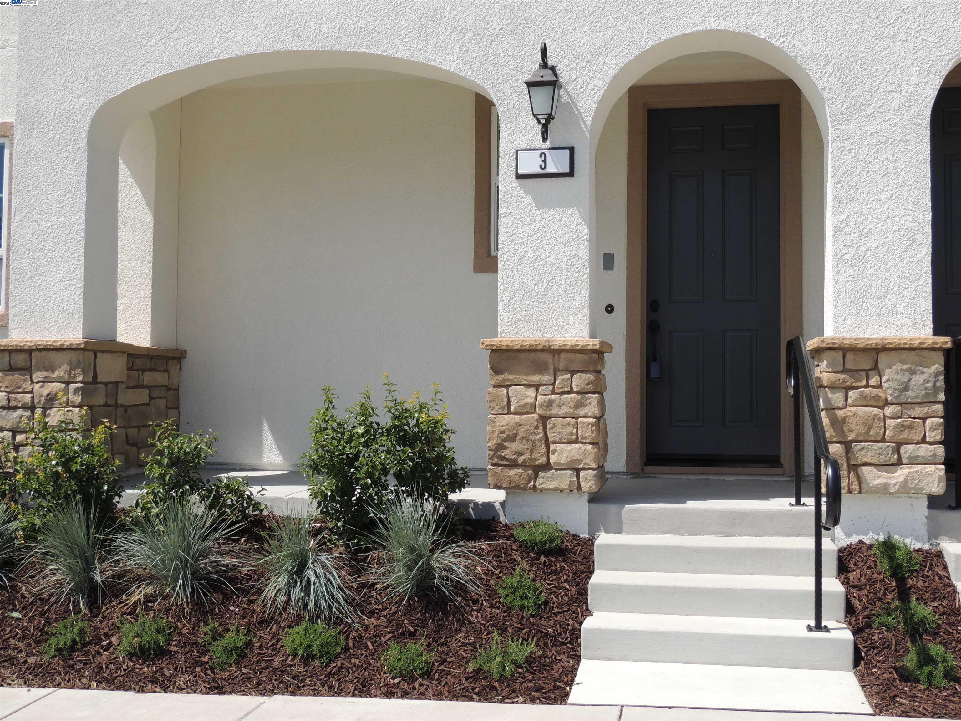 Detail Gallery Image 2 of 18 For 118 Selby Ln #3,  Livermore,  CA 94551 - 2 Beds | 2 Baths