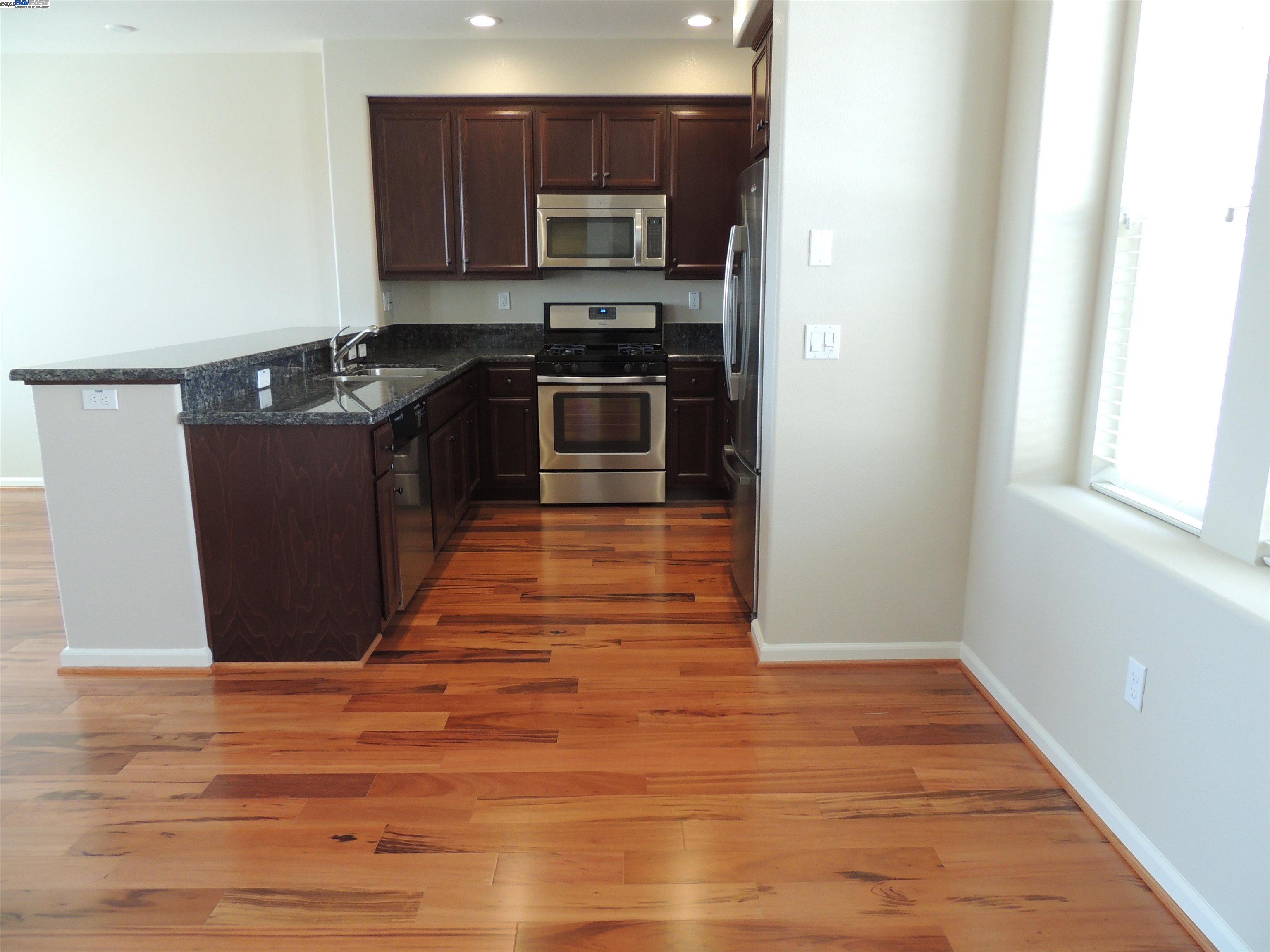 Detail Gallery Image 6 of 18 For 118 Selby Ln #3,  Livermore,  CA 94551 - 2 Beds | 2 Baths