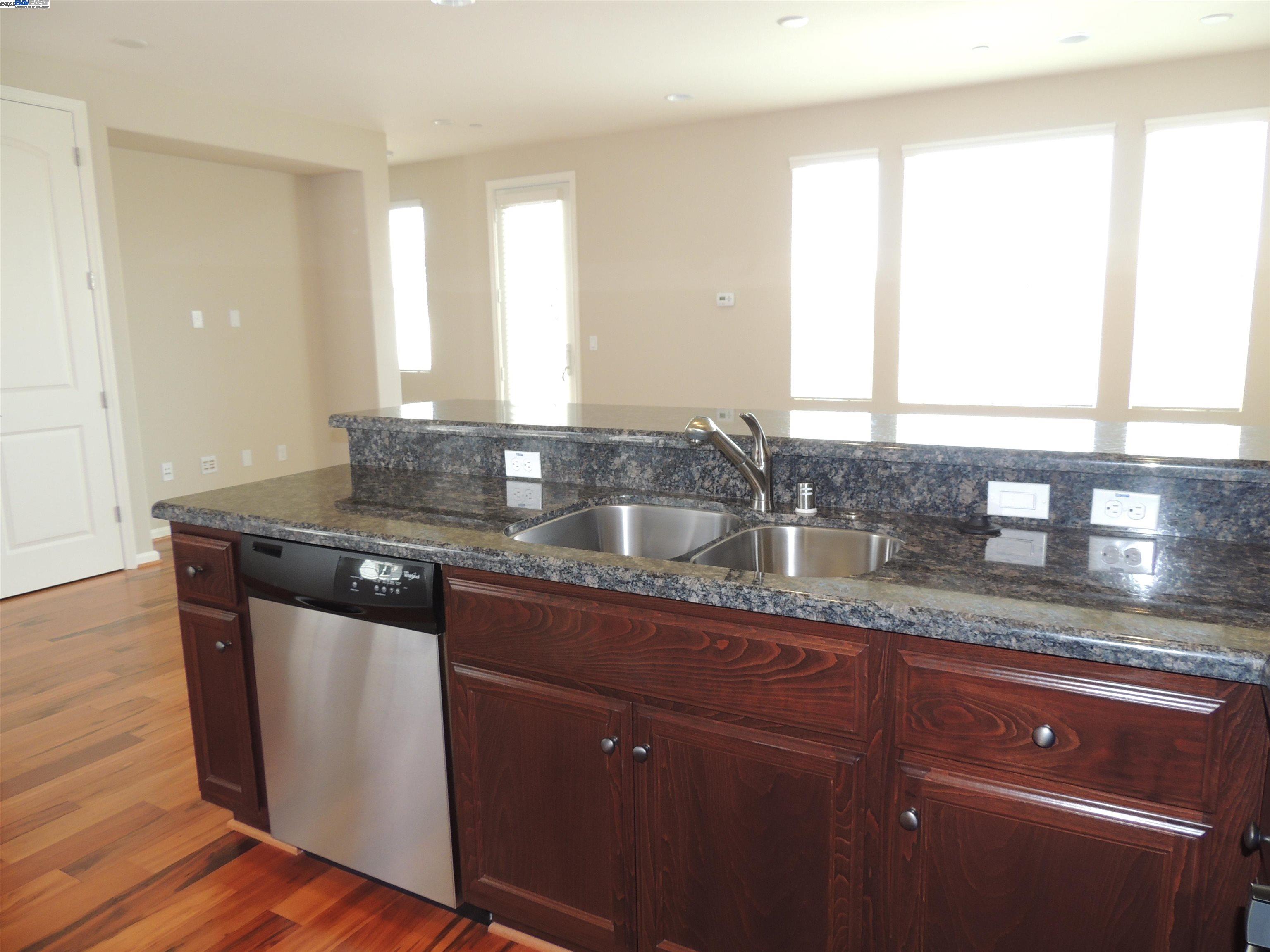 Detail Gallery Image 8 of 18 For 118 Selby Ln #3,  Livermore,  CA 94551 - 2 Beds | 2 Baths