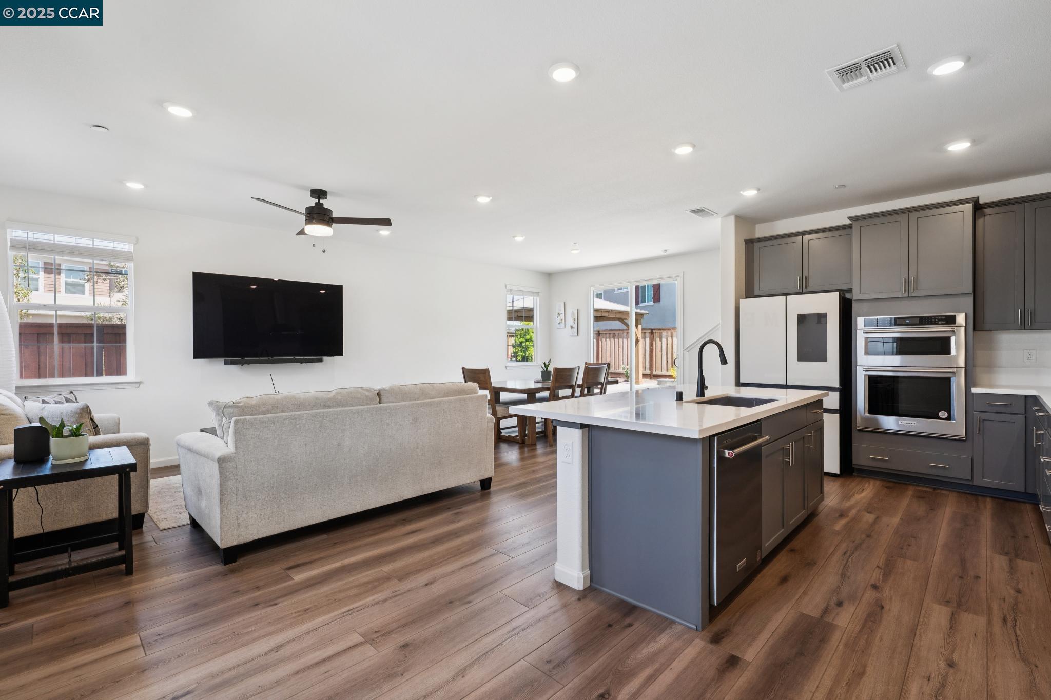 Detail Gallery Image 3 of 44 For 5013 Shefford Ct, Vacaville,  CA 95687 - 5 Beds | 3 Baths