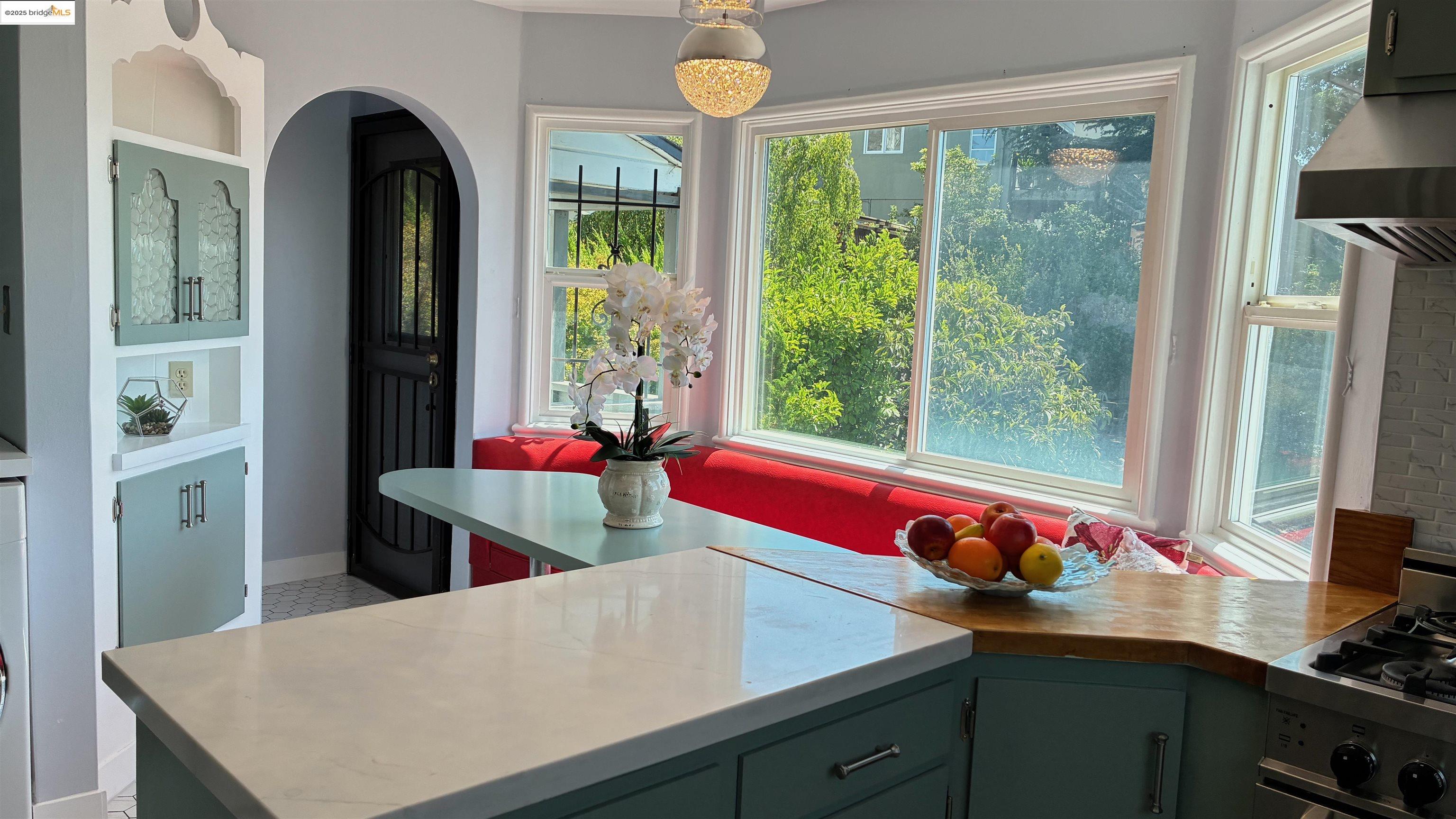 Detail Gallery Image 11 of 34 For 135 Alta Rd, Oakland,  CA 94618 - 3 Beds | 3 Baths